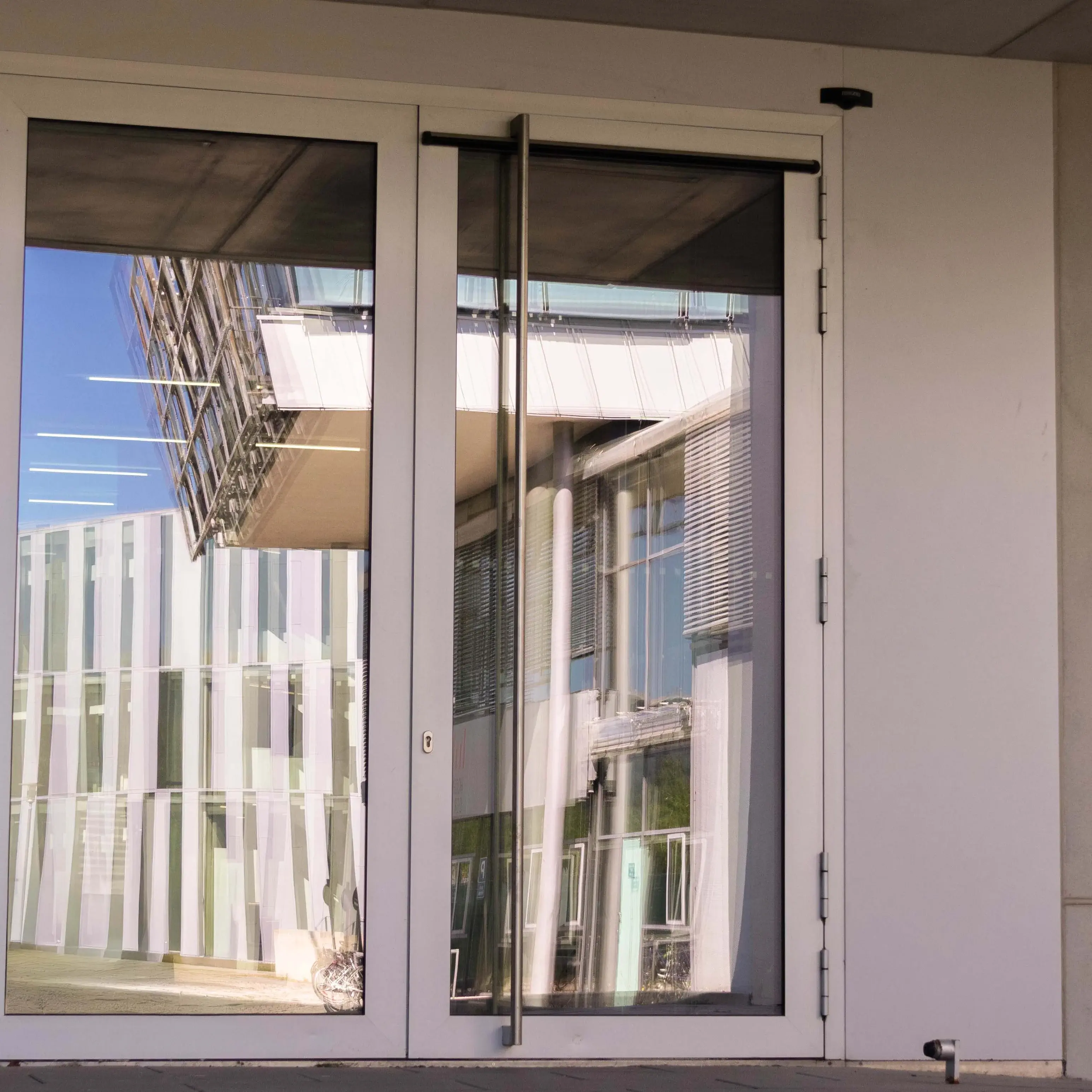 Der sogenannte Würfel, ein Nebengebäude der Hochschule der Medien.
