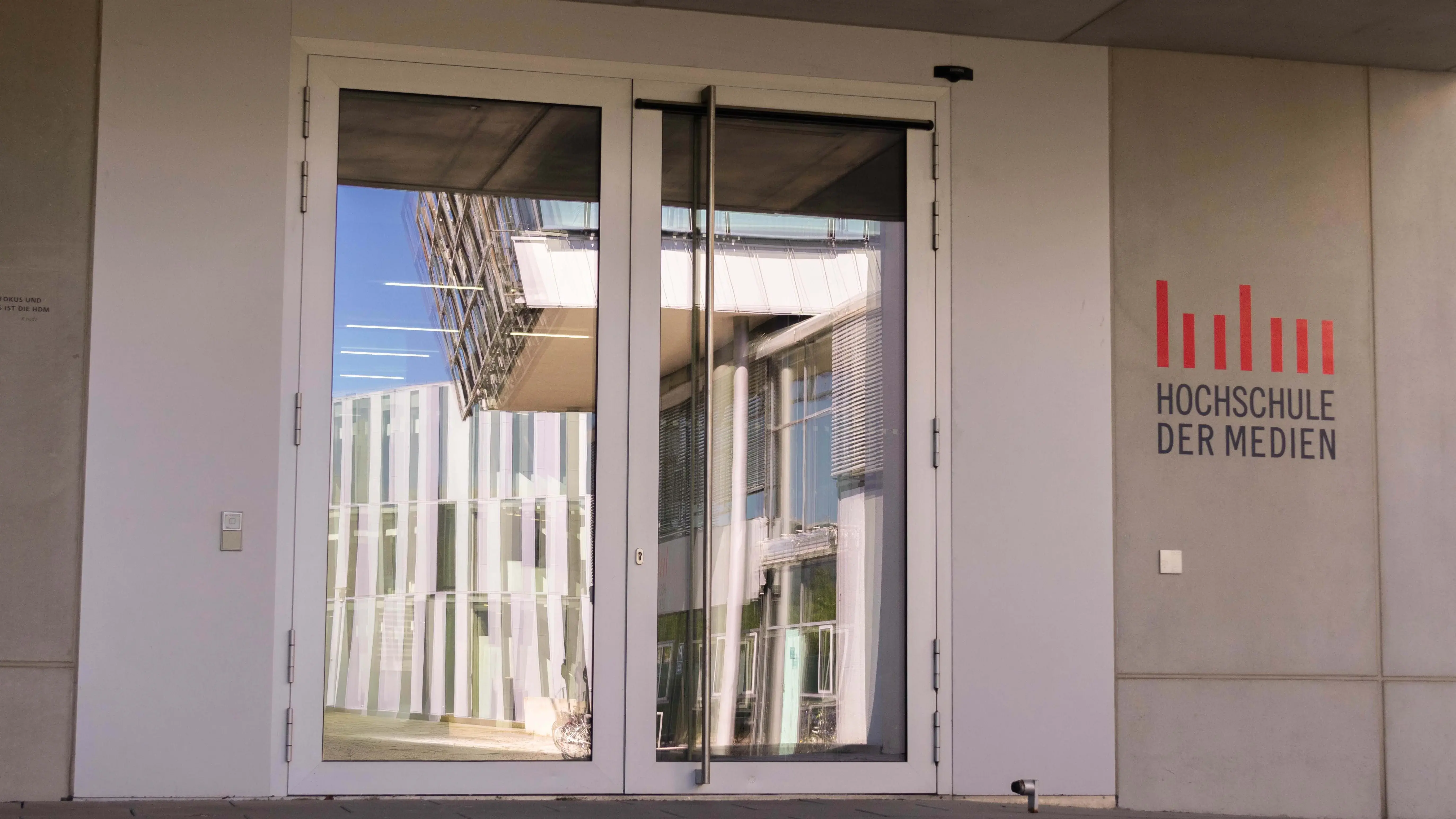 Der sogenannte Würfel, ein Nebengebäude der Hochschule der Medien.
