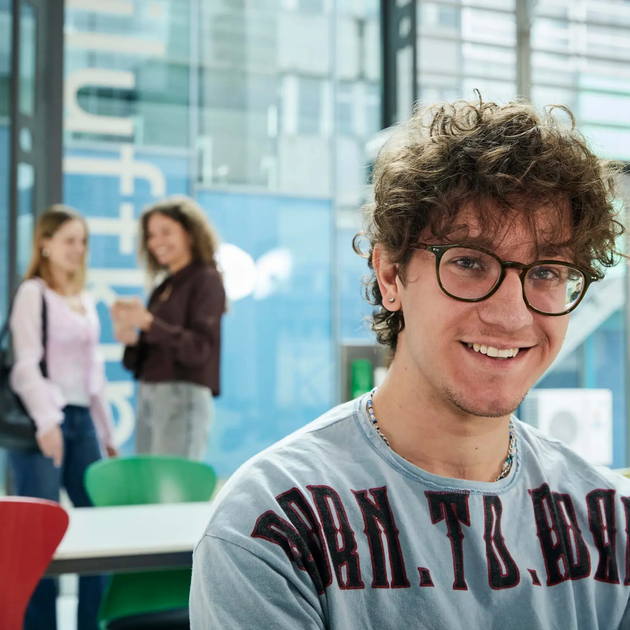 Studierende im Hochschulalltag.