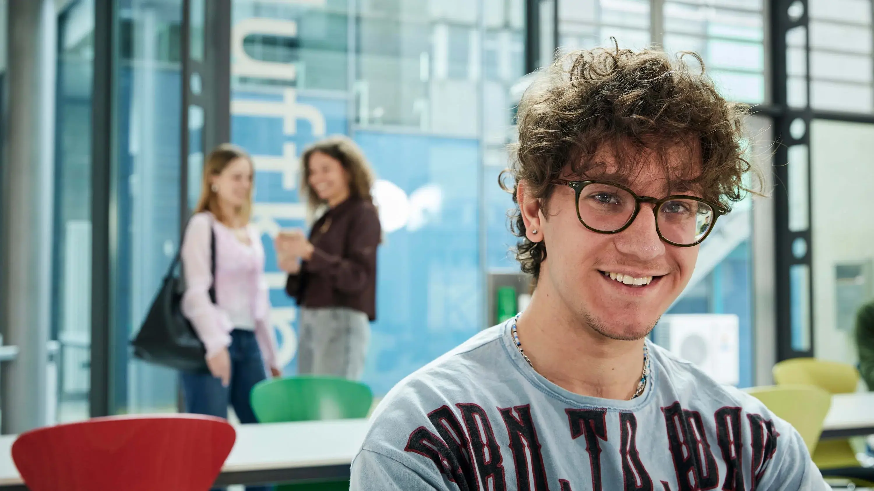 Studierende im Hochschulalltag.