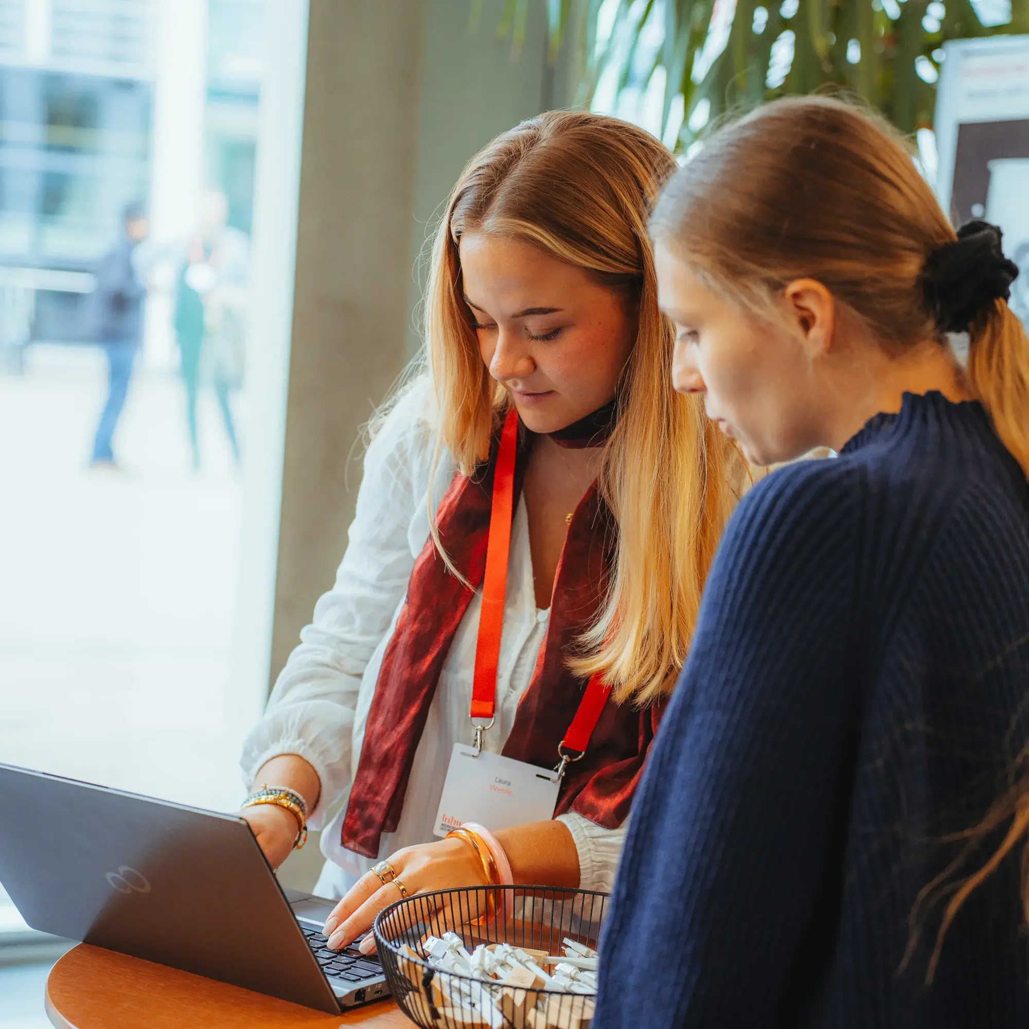 Alumna registriert sich für die Veranstaltung.