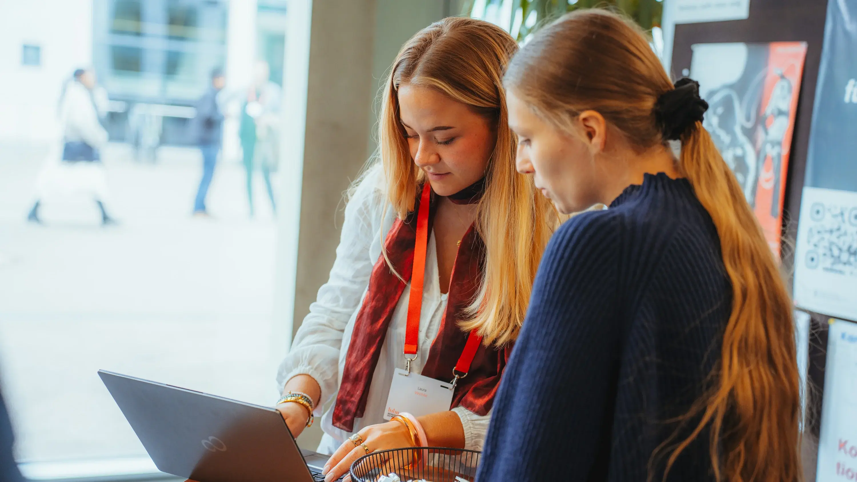 Alumna registriert sich für die Veranstaltung.