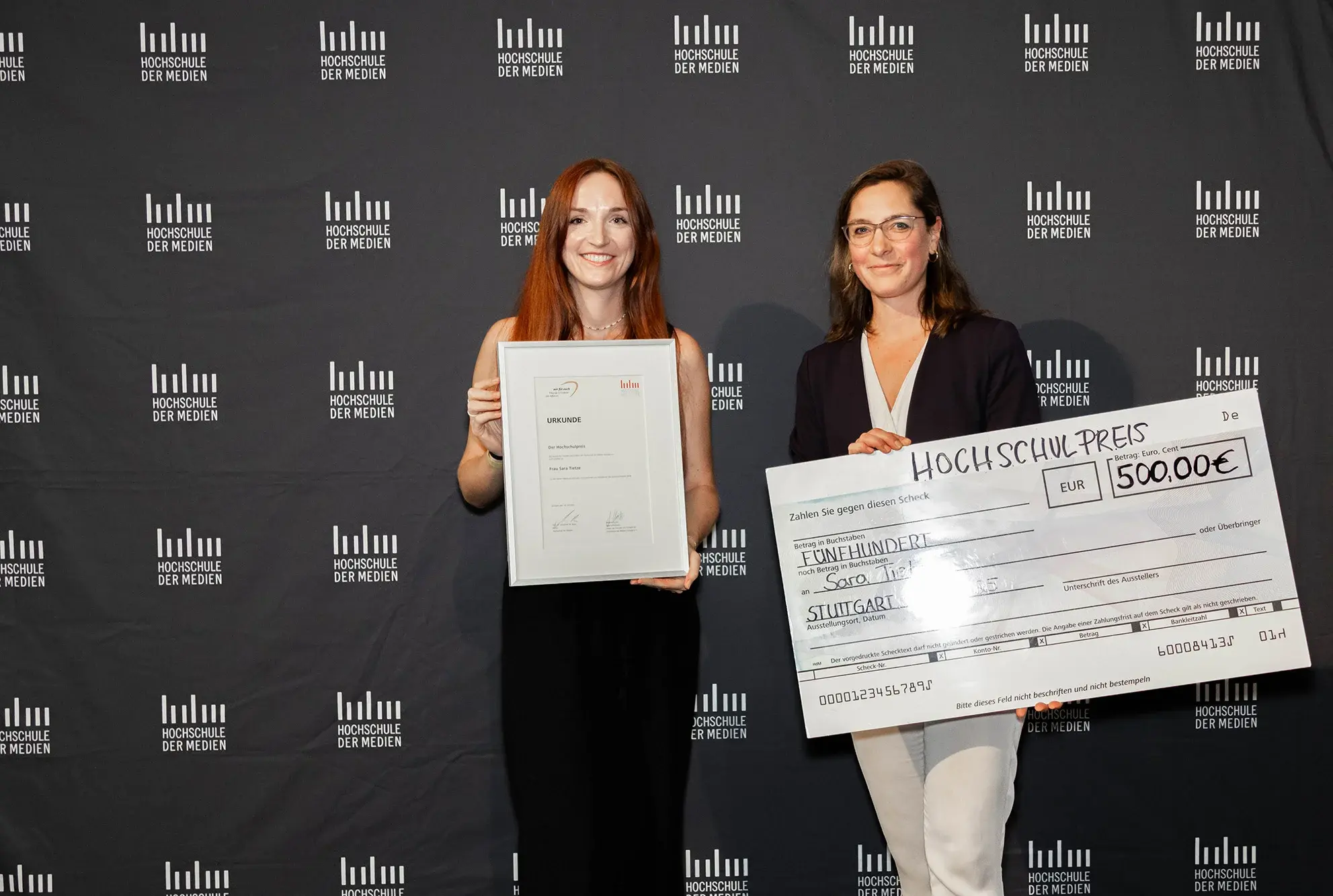 Preisträgerin Sara Tietze mit Laudatorin Johanna Kutter