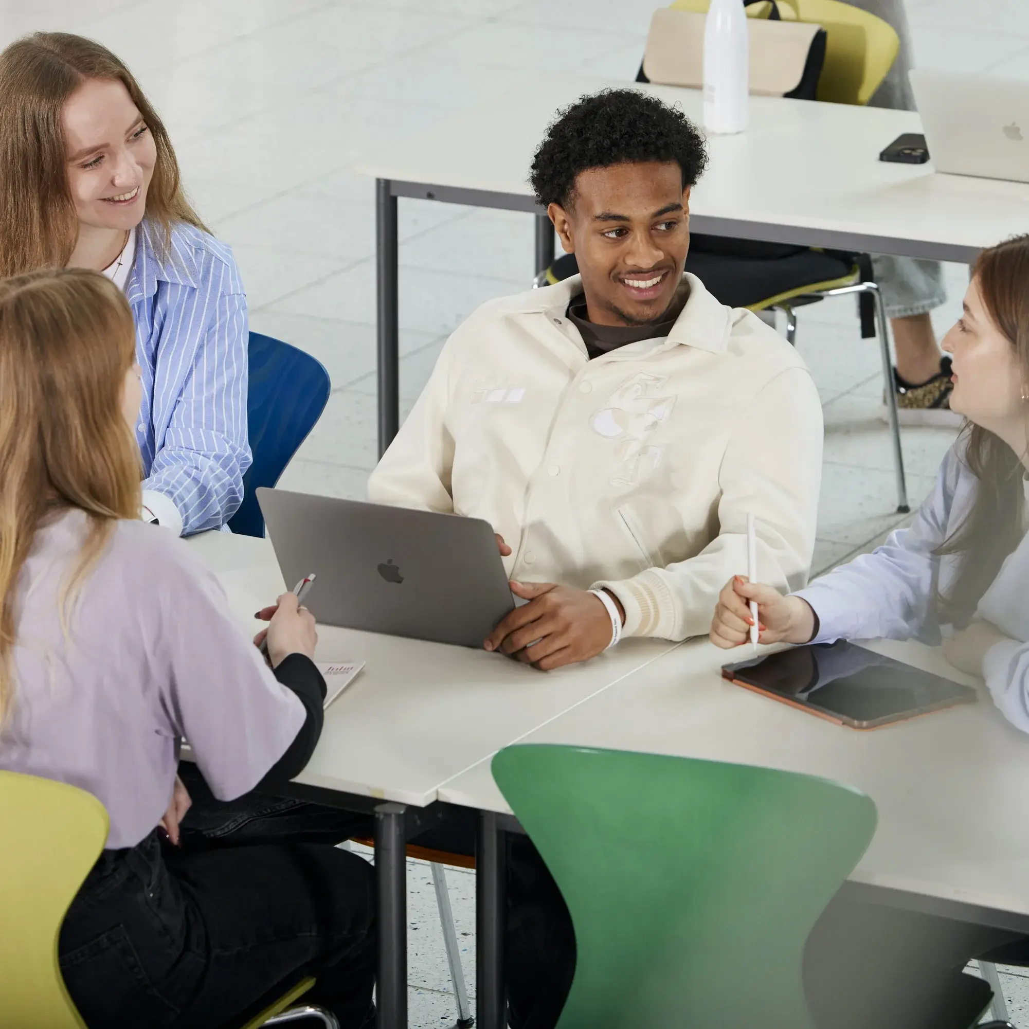 Studierende arbeiten gemeinsam an der Lernbar.