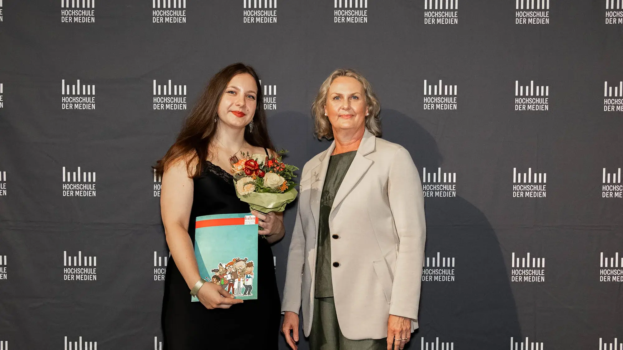 Preisträgerin Yelyzaveta Kozinets (links) und Laudatorin Prof. Dr. Katrin Hassenstein