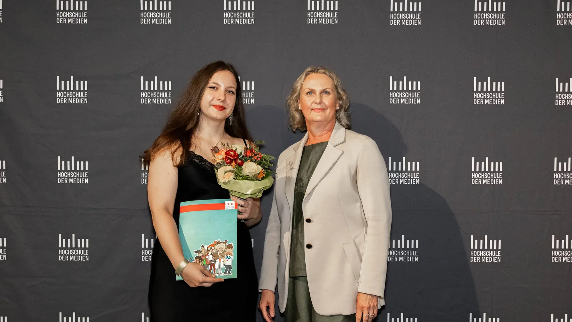 Preisträgerin Yelyzaveta Kozinets (links) und Laudatorin Prof. Dr. Katrin Hassenstein