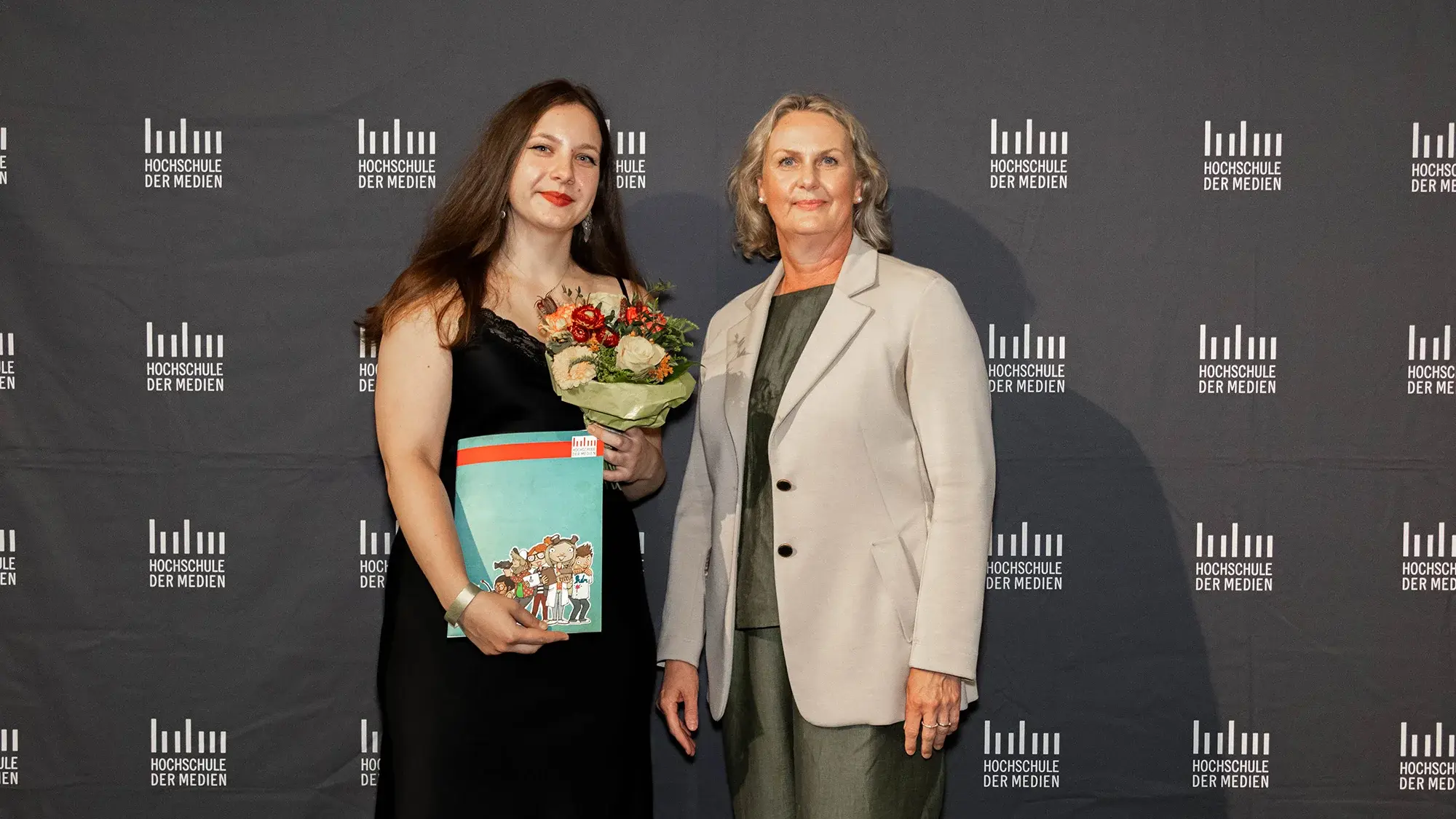 Preisträgerin Yelyzaveta Kozinets (links) und Laudatorin Prof. Dr. Katrin Hassenstein