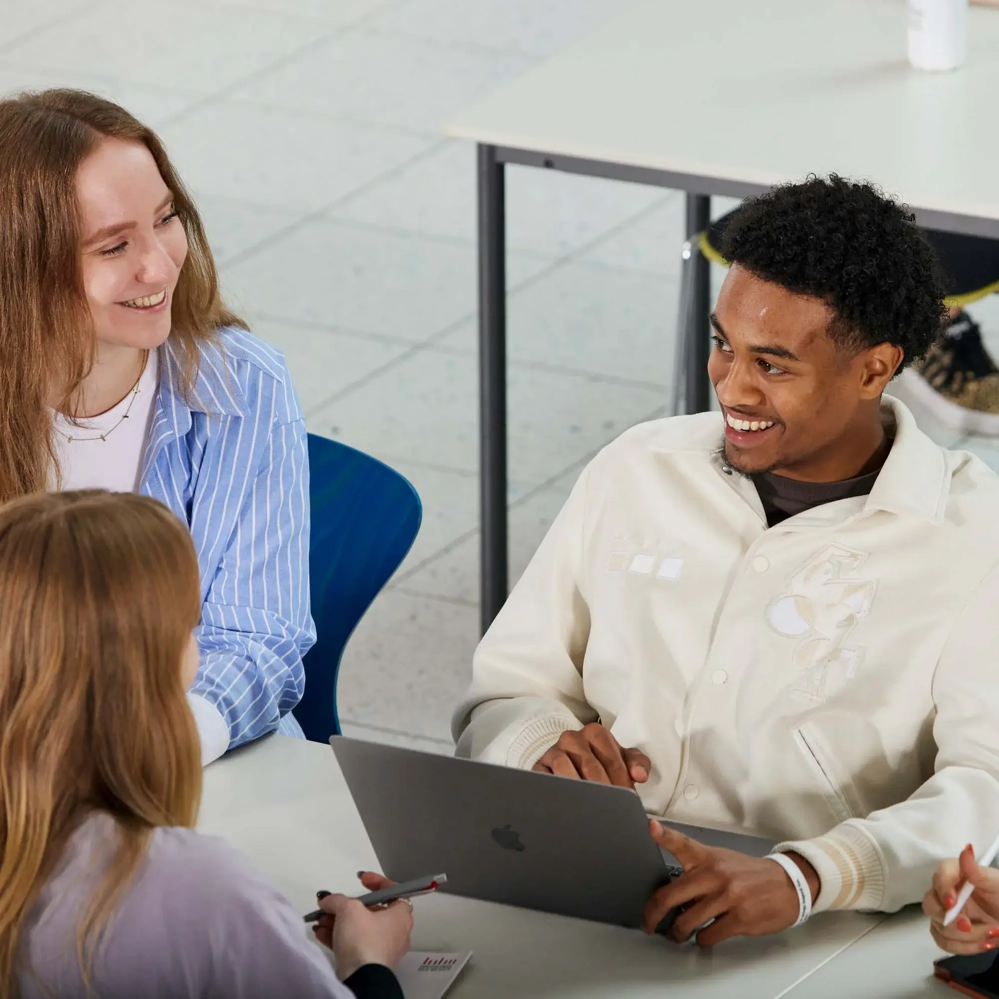 Studierende arbeiten gemeinsam an der Lernbar.