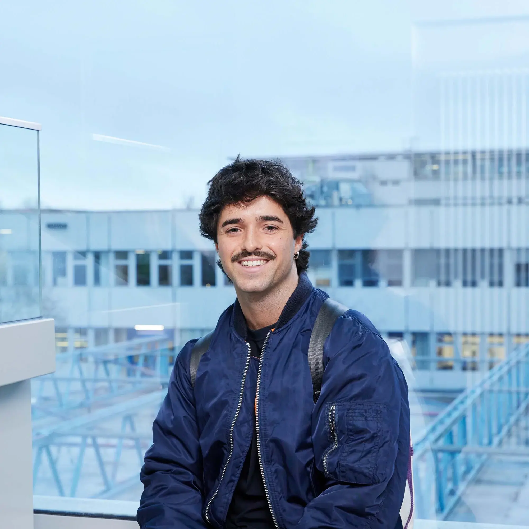 Ein lächelnder Student.