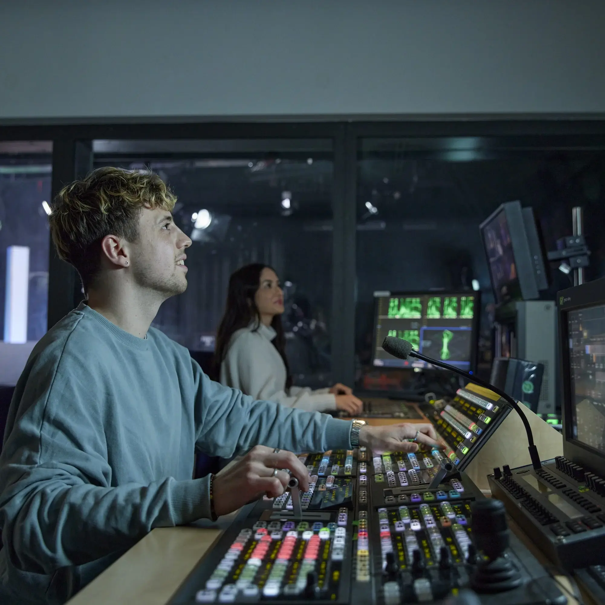 Ein Studierender arbeitet im Technikraum des Fernsehstudios der HdM.