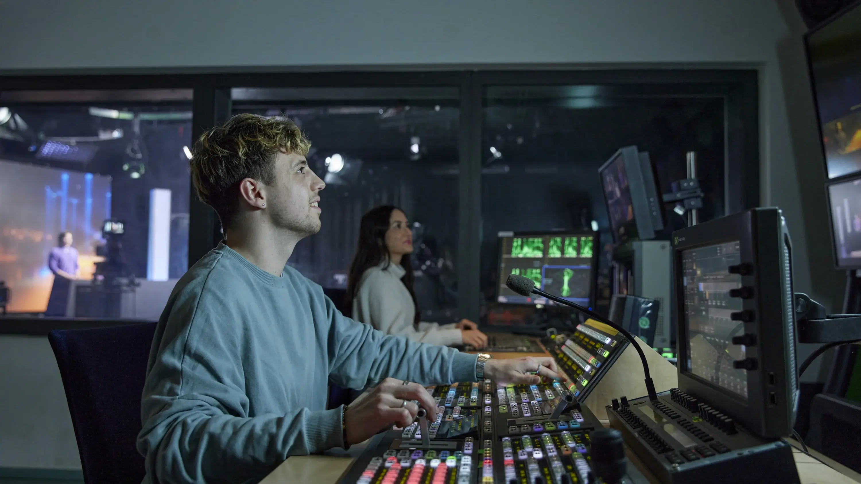 Ein Studierender arbeitet im Technikraum des Fernsehstudios der HdM.