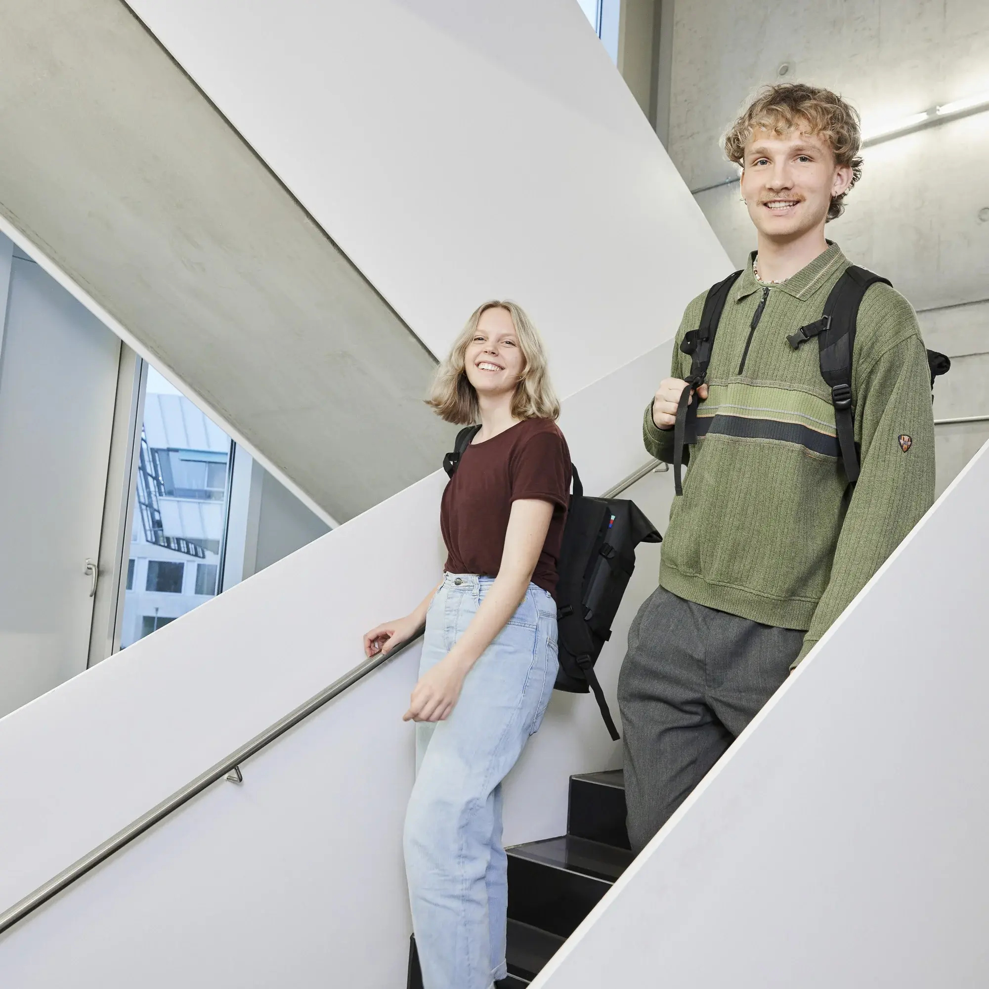 Studierende unterwegs auf den Gängen der Hochschule der Medien.
