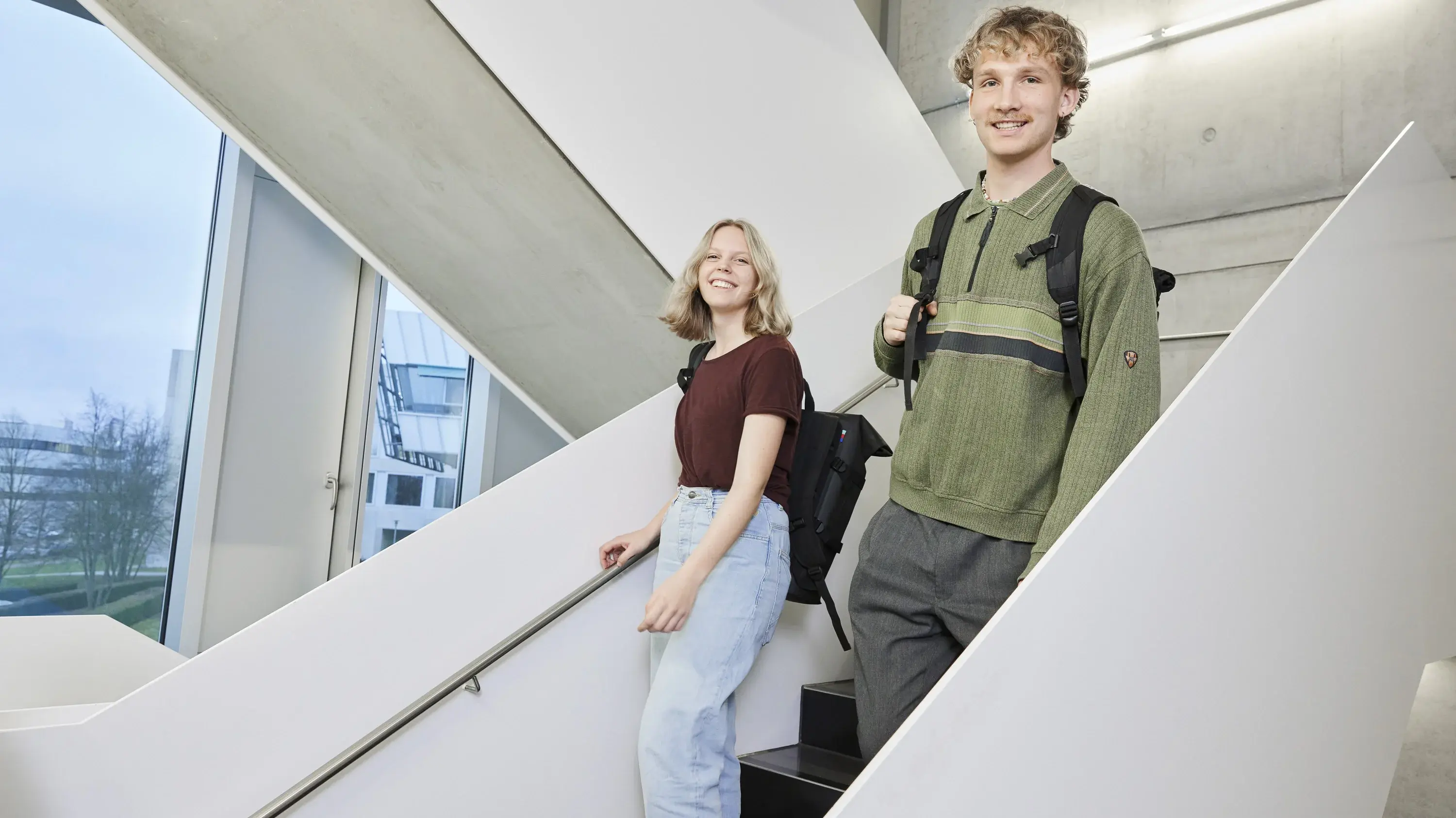 Studierende unterwegs auf den Gängen der Hochschule der Medien.