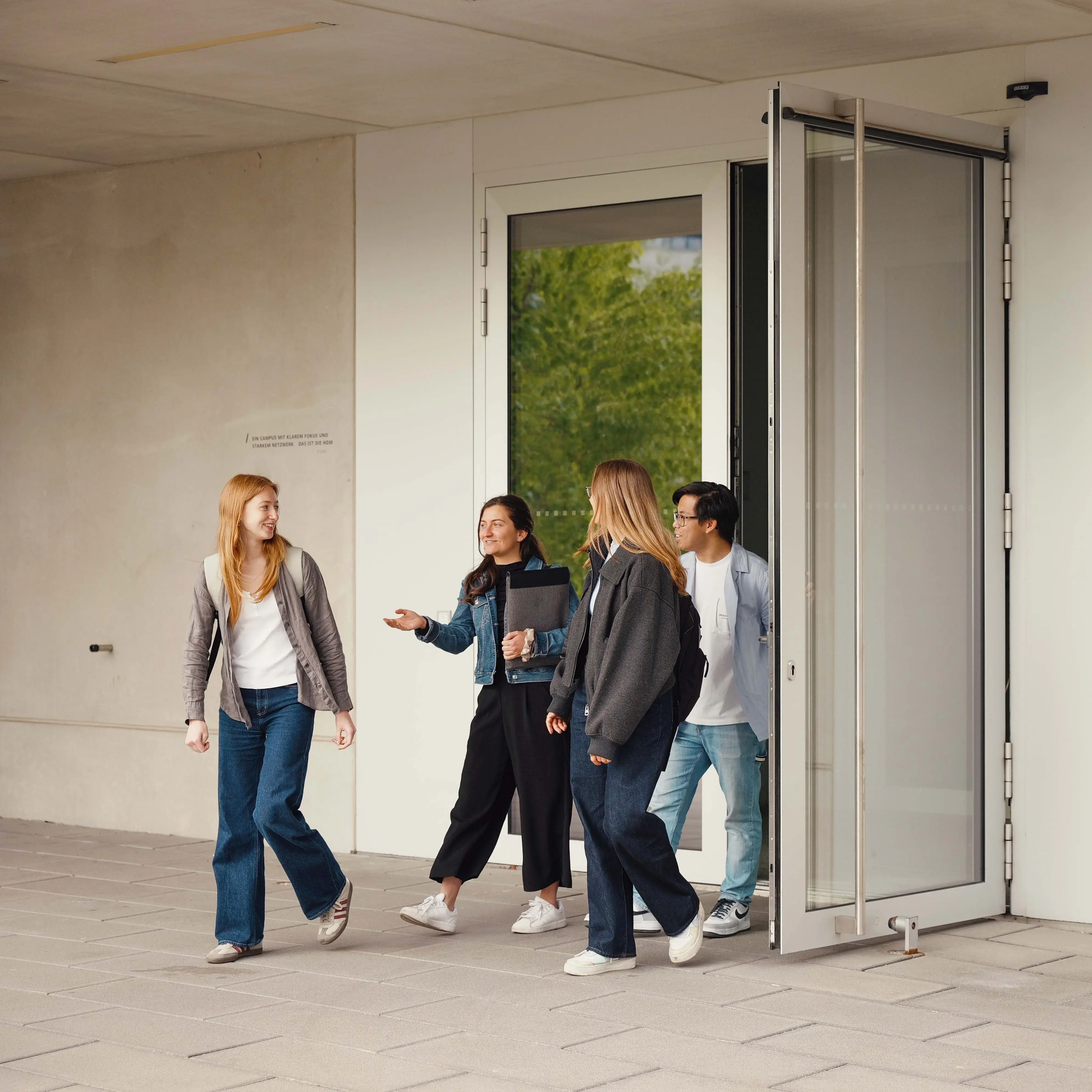 Studierende verlassen den sogenannten Würfel, das Nebengebäude der Hochschule der Medien.