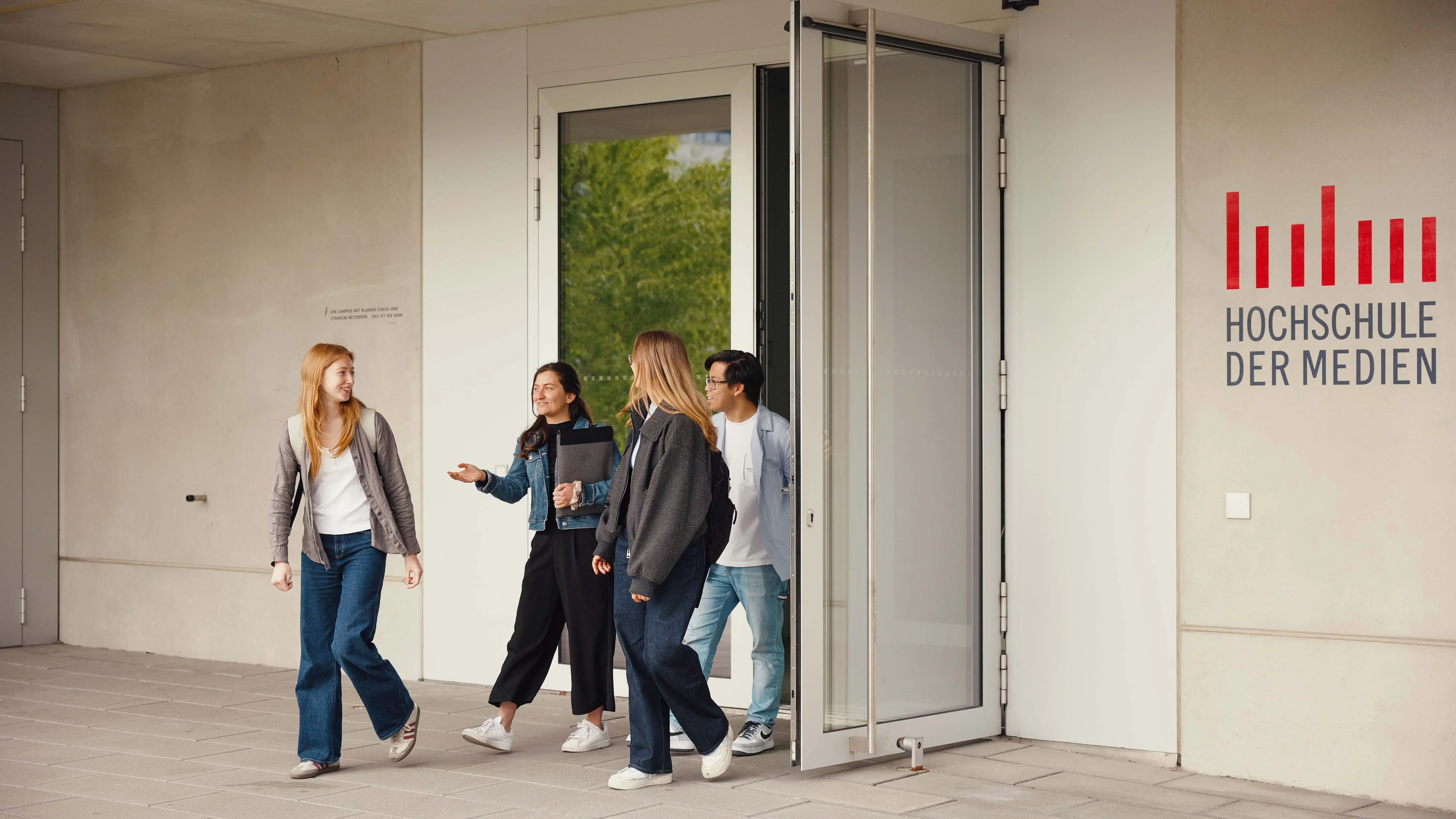 Studierende verlassen den sogenannten Würfel, das Nebengebäude der Hochschule der Medien.