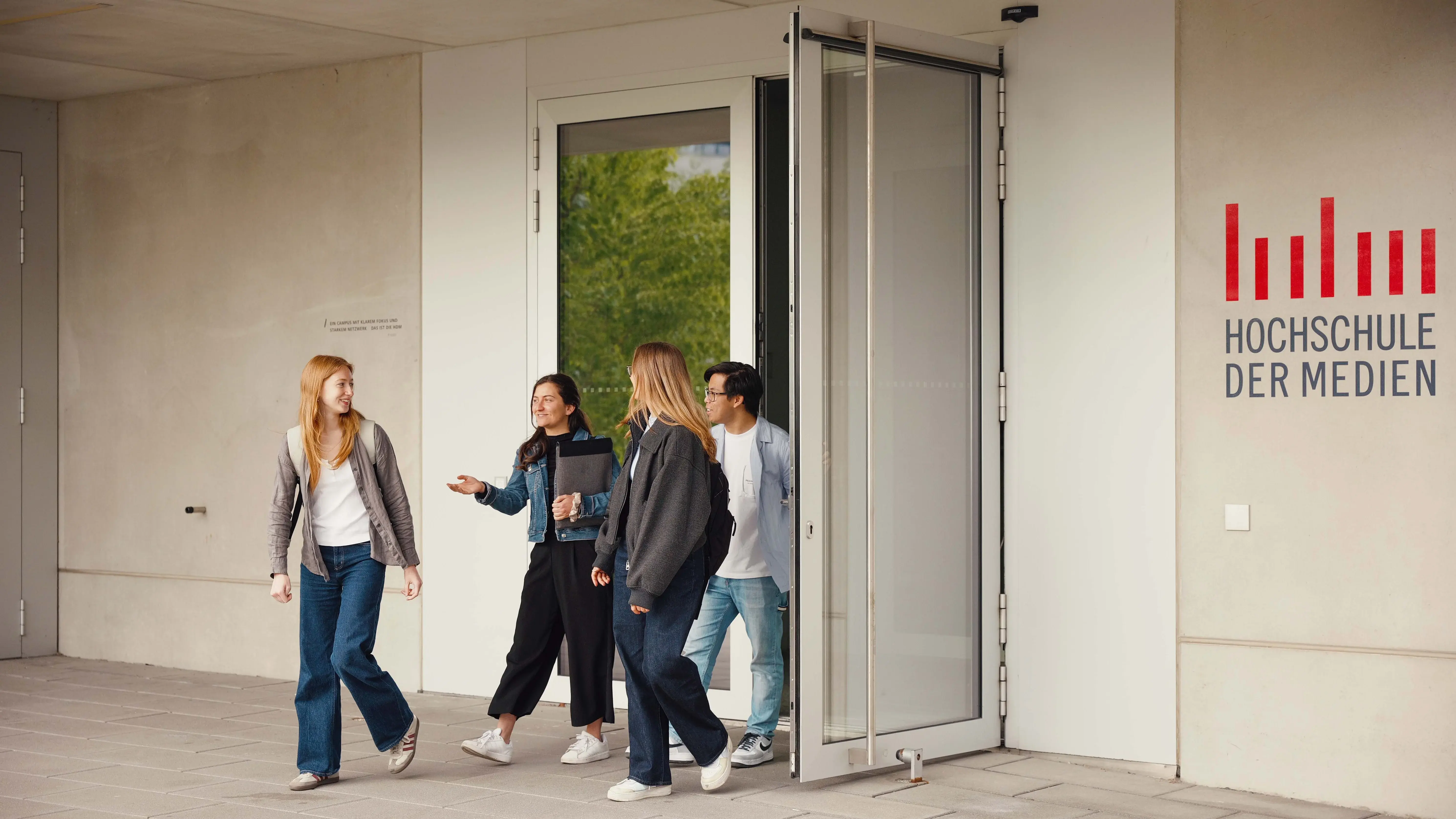 Studierende verlassen den sogenannten Würfel, das Nebengebäude der Hochschule der Medien.