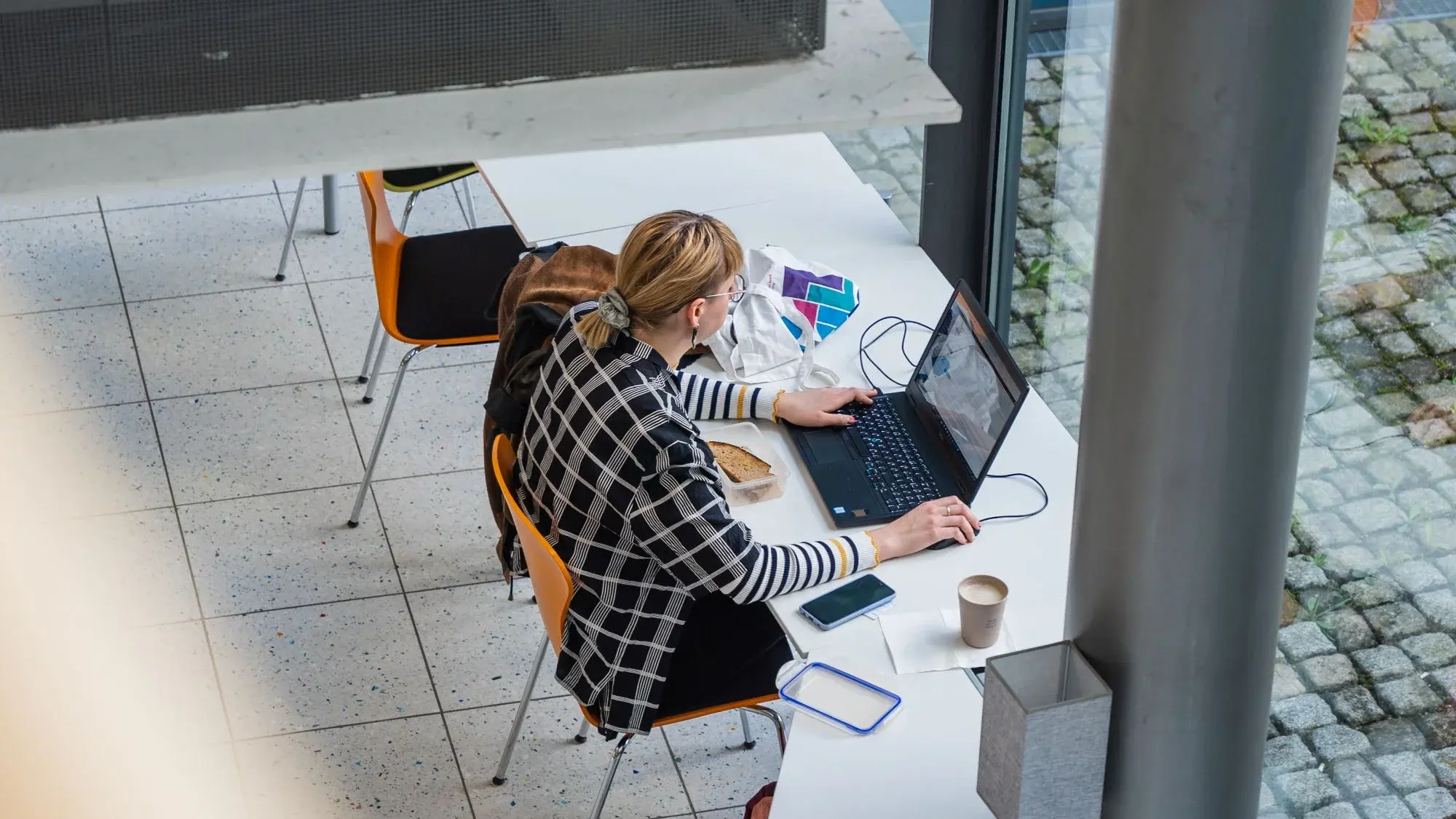 Studentin sitzt am Tisch und lernt