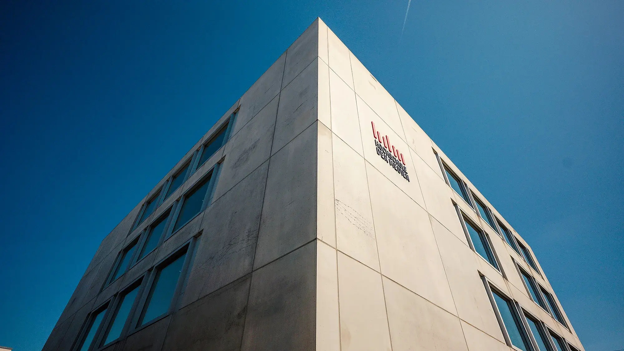 Der sogenannte Würfel, ein Nebengebäude der Hochschule der Medien.