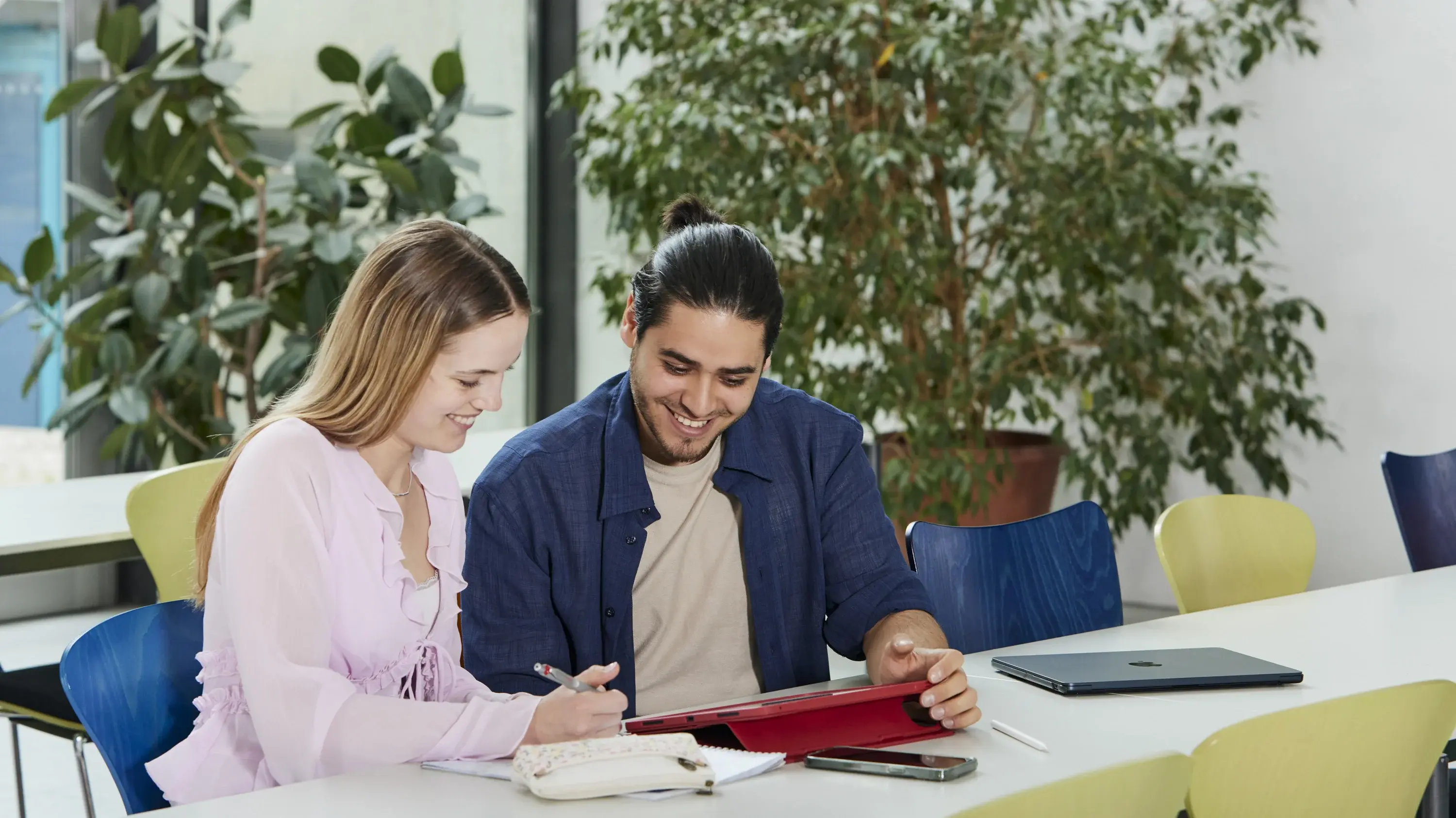Studierende arbeiten gemeinsam an der Lernbar.