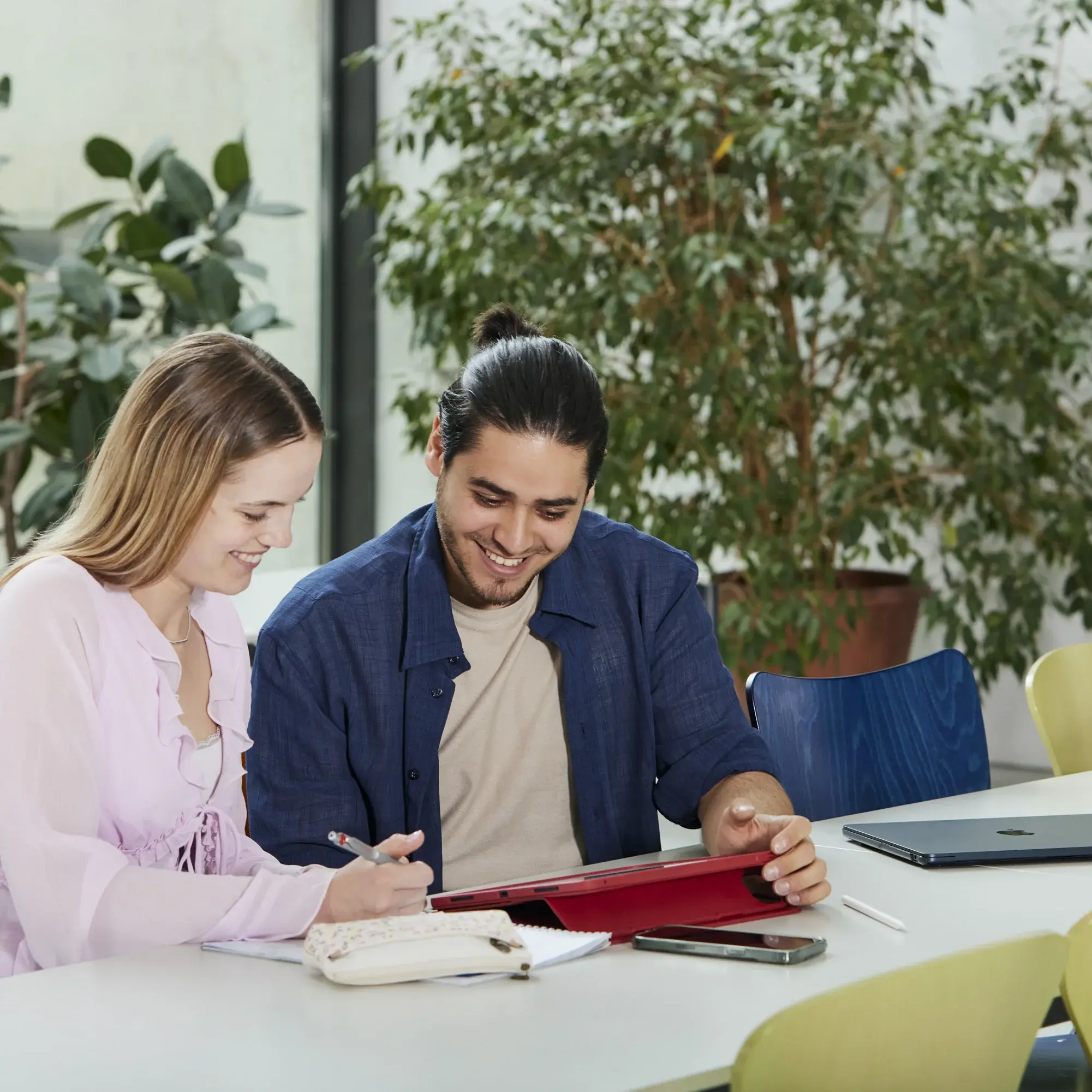 Studierende arbeiten gemeinsam an der Lernbar.