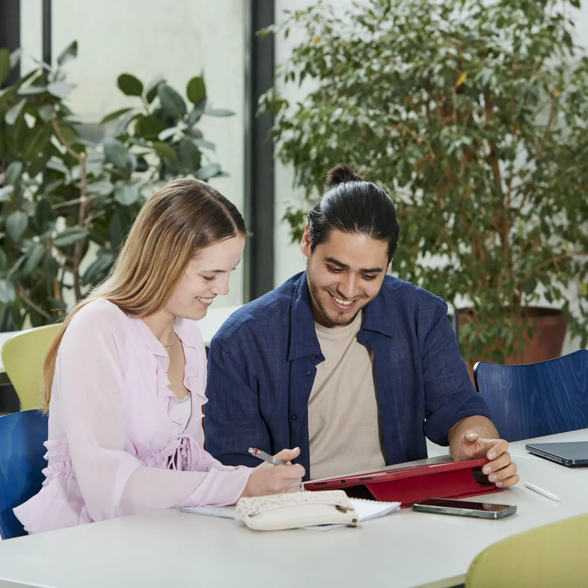 Studierende arbeiten gemeinsam an der Lernbar.