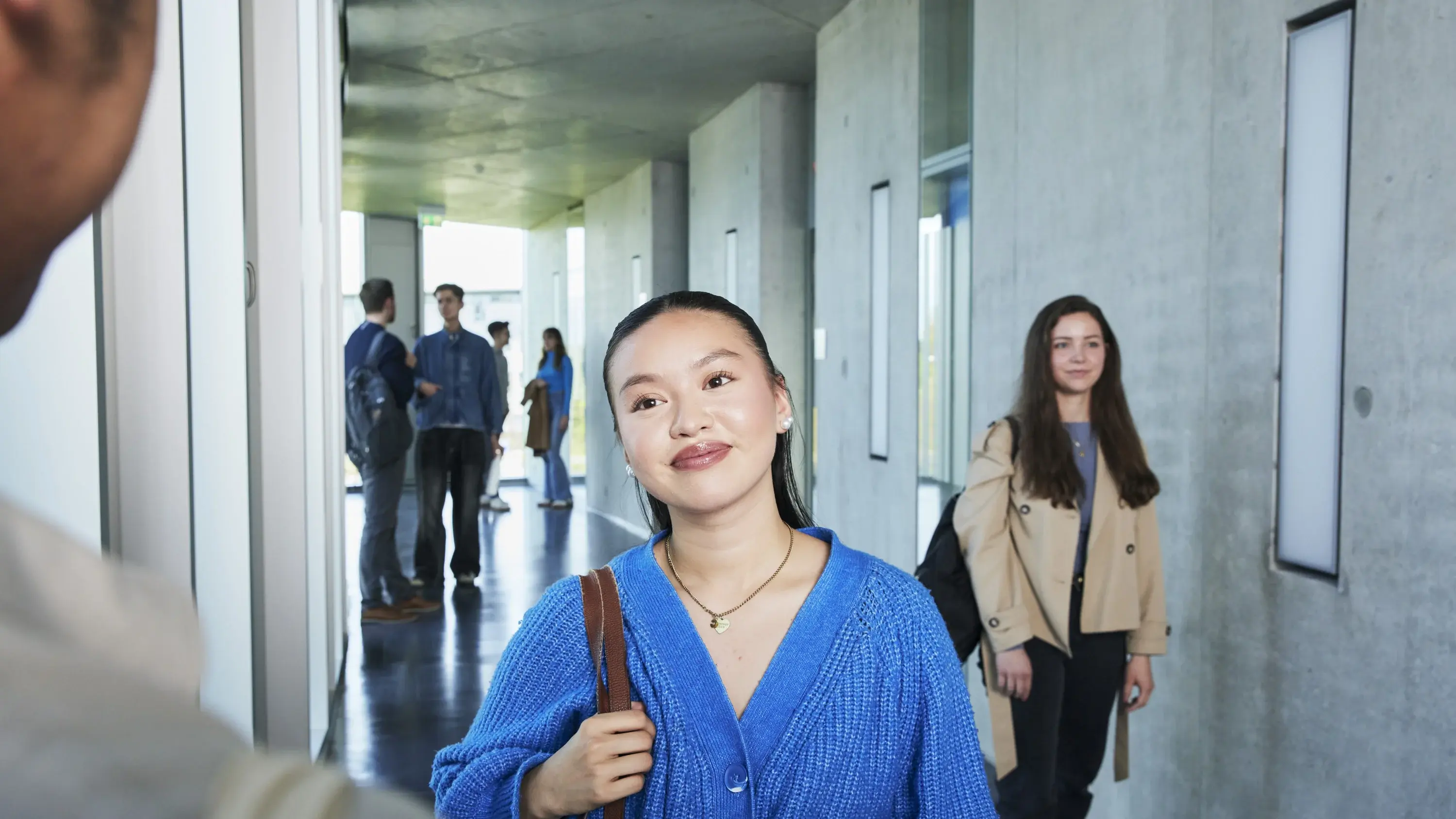 Studierende unterwegs auf den Gängen der Hochschule der Medien.