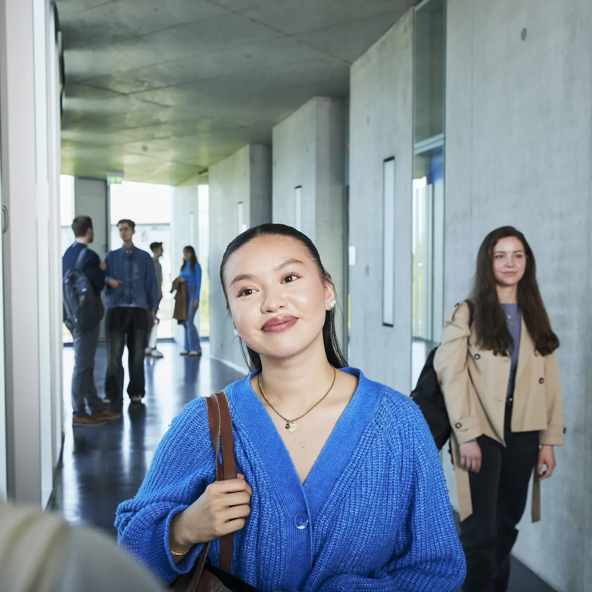 Studierende unterwegs auf den Gängen der Hochschule der Medien.