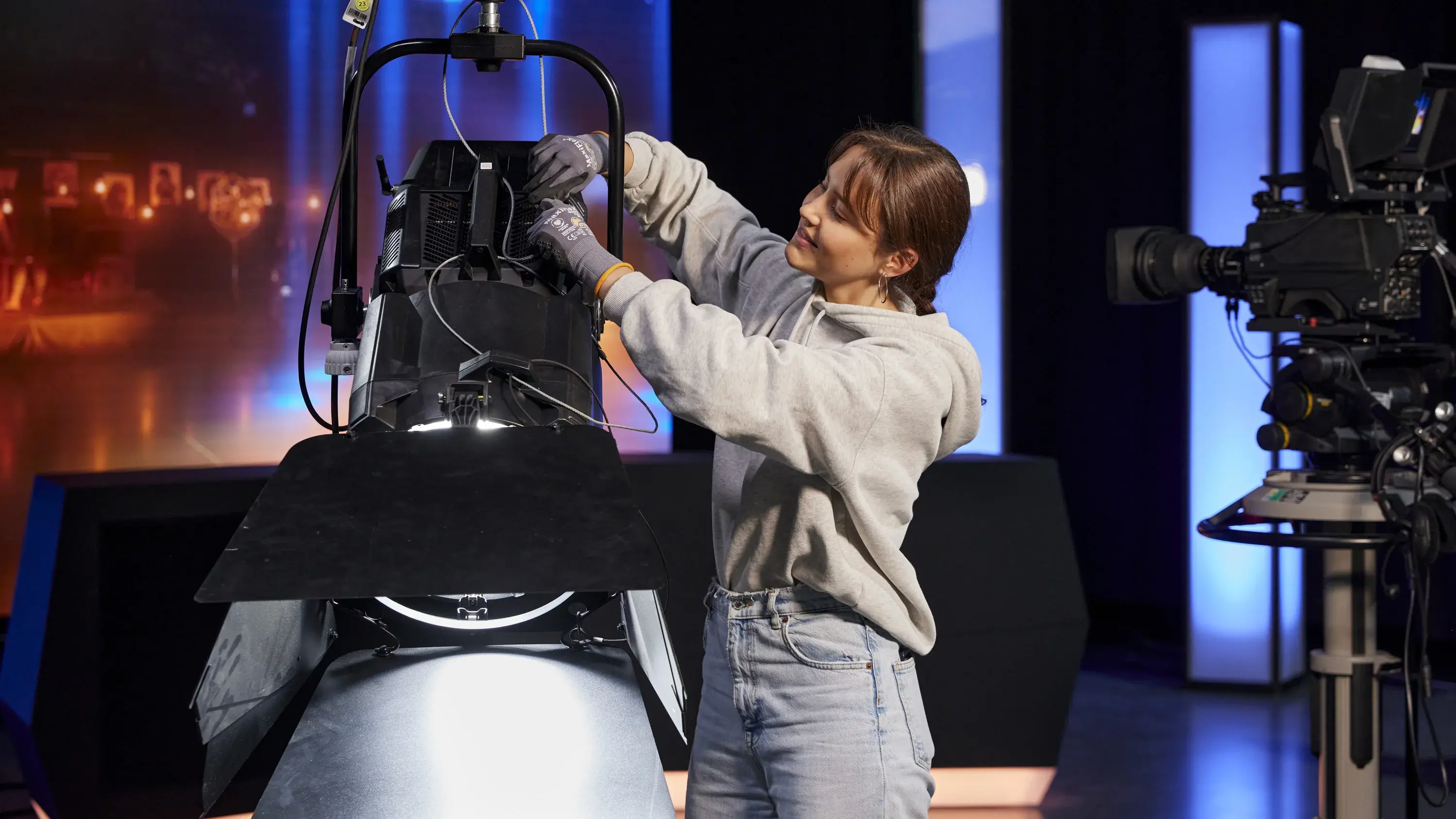 Eine Studierende arbeitet an der Technik im Fernsehstudio der Hochschule der Medien.