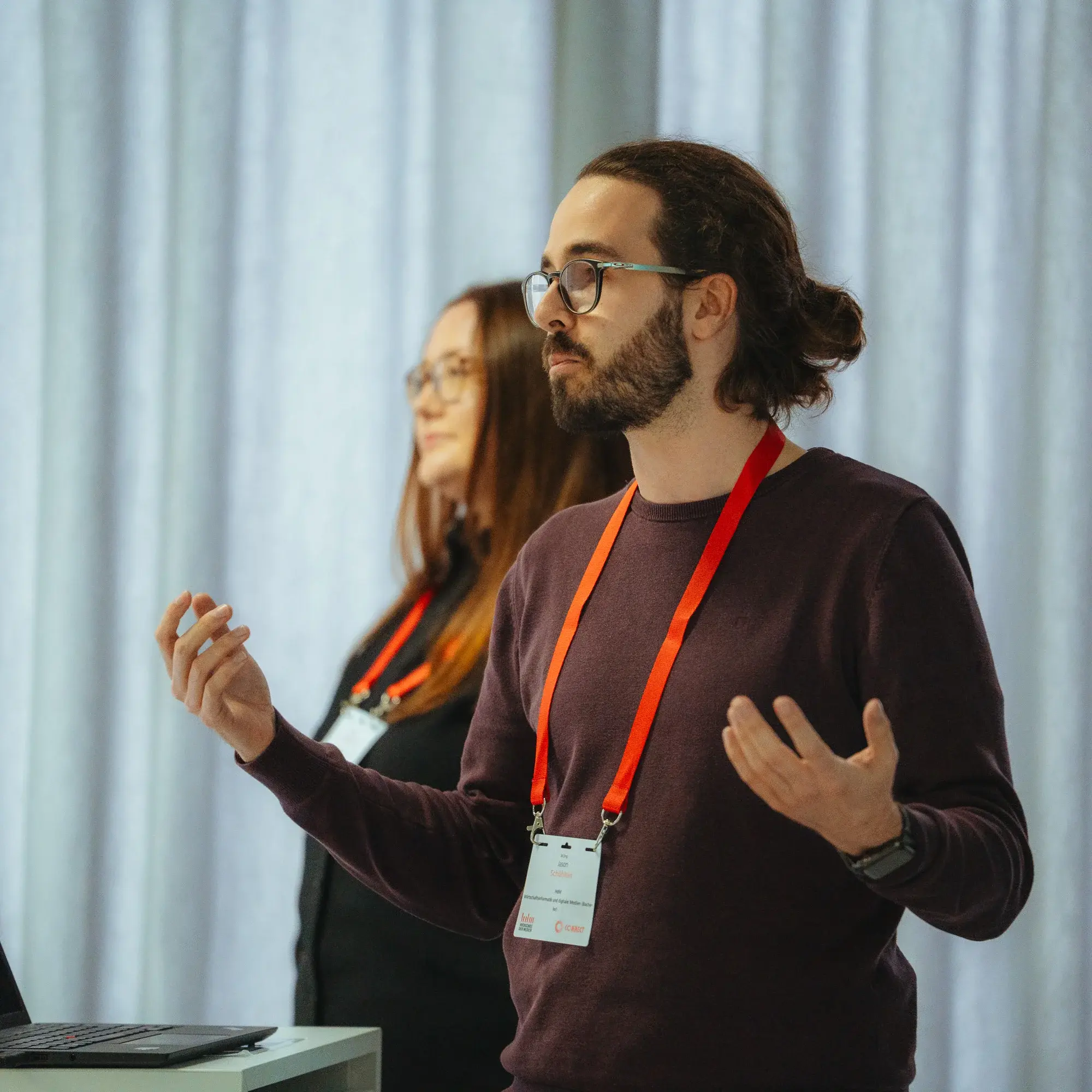 Zwei Personen halten einen Vortrag.