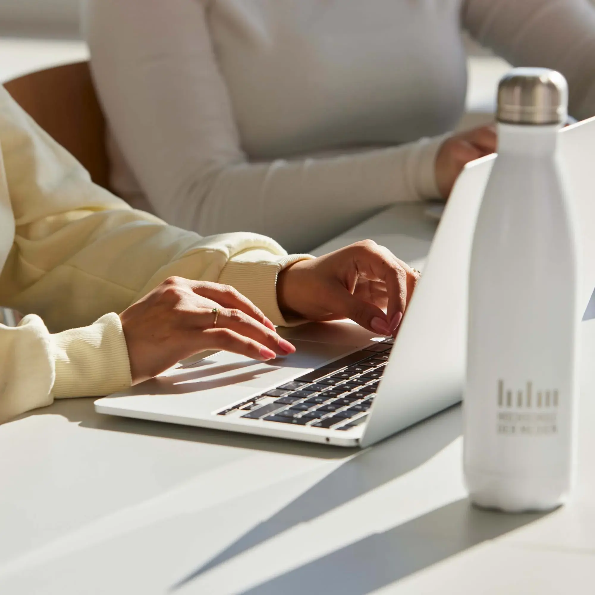 Eine Studierende arbeitet am Laptop.