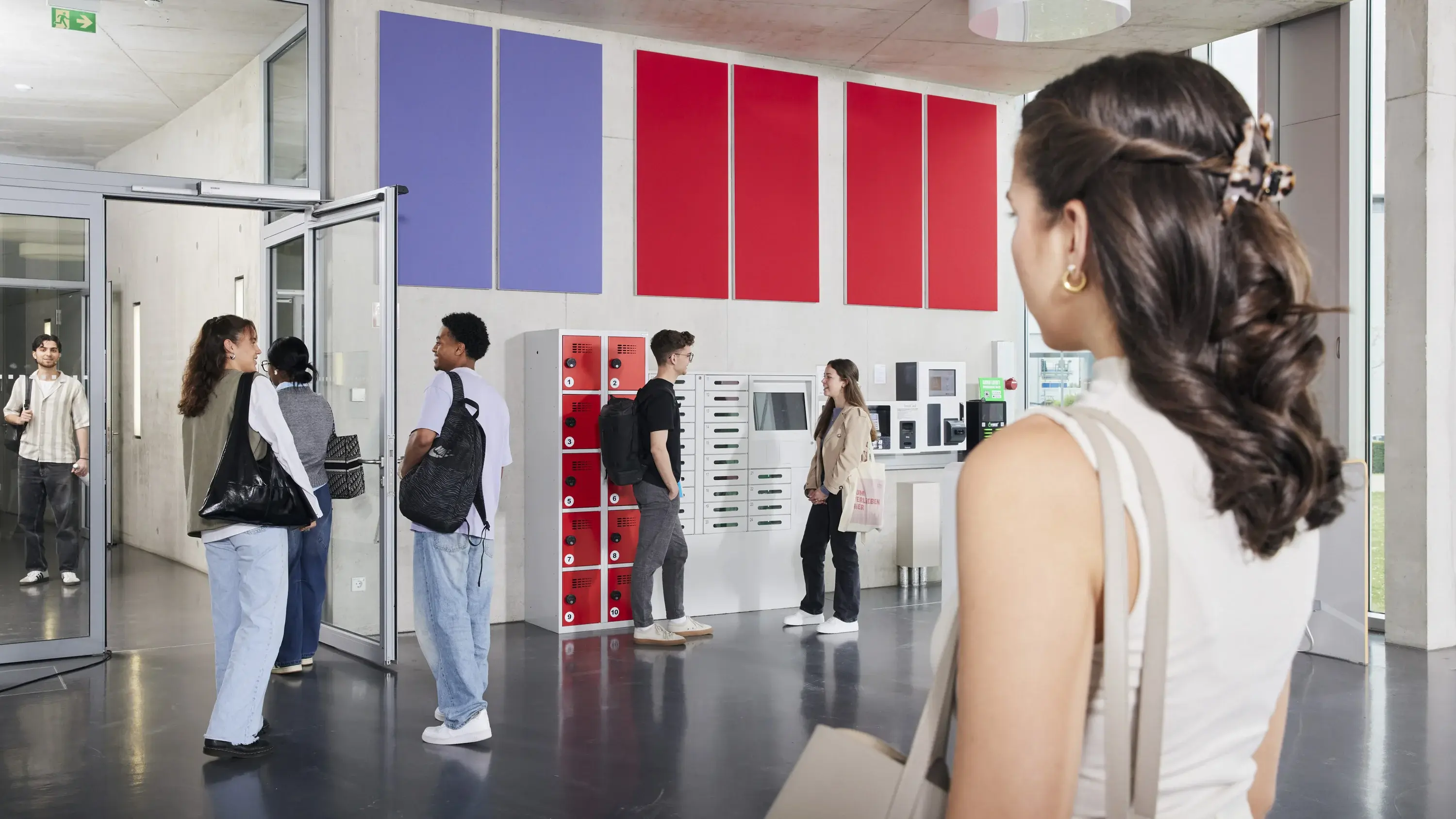 Studierende unterwegs auf den Gängen der Hochschule der Medien.