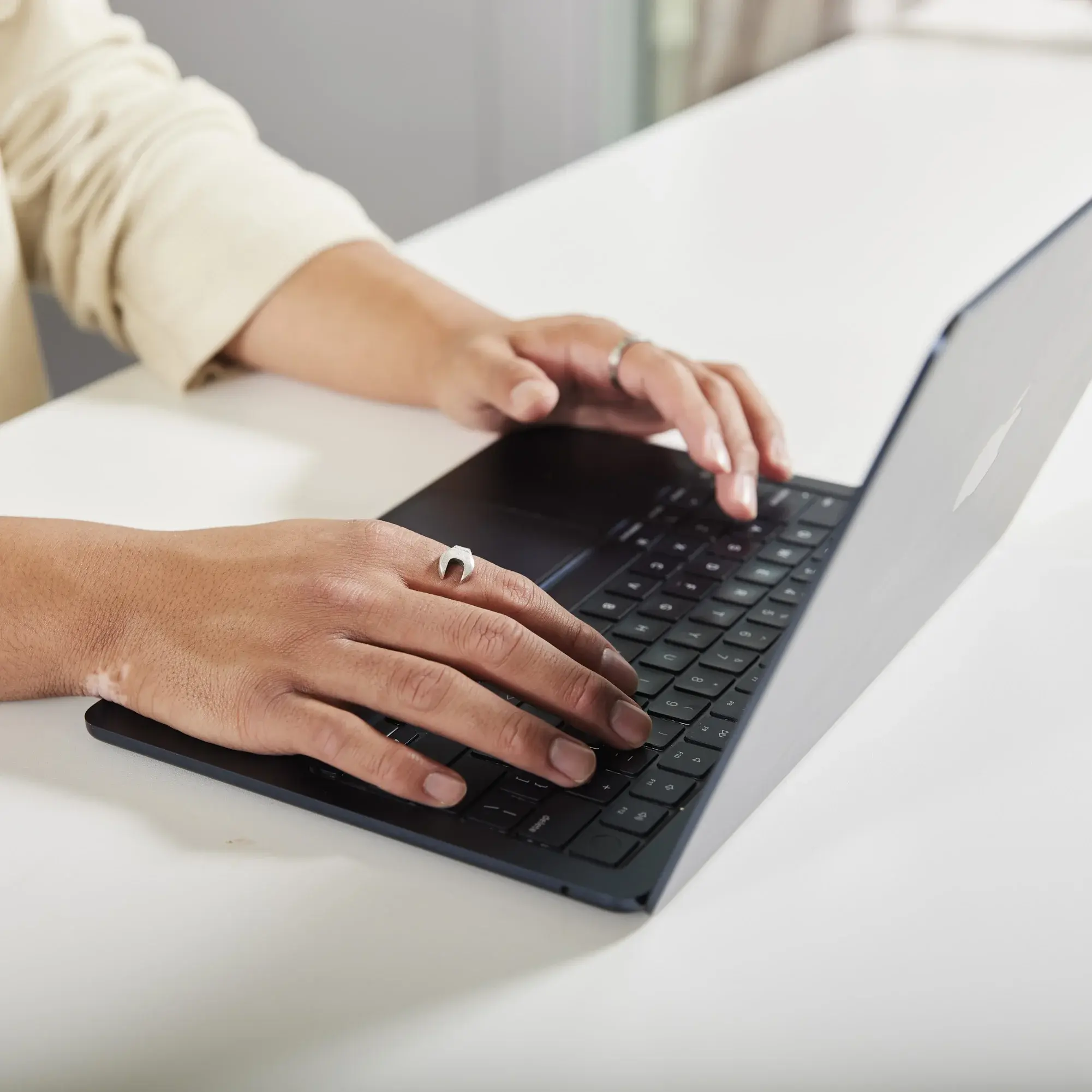 Eine Person arbeitet am Laptop.