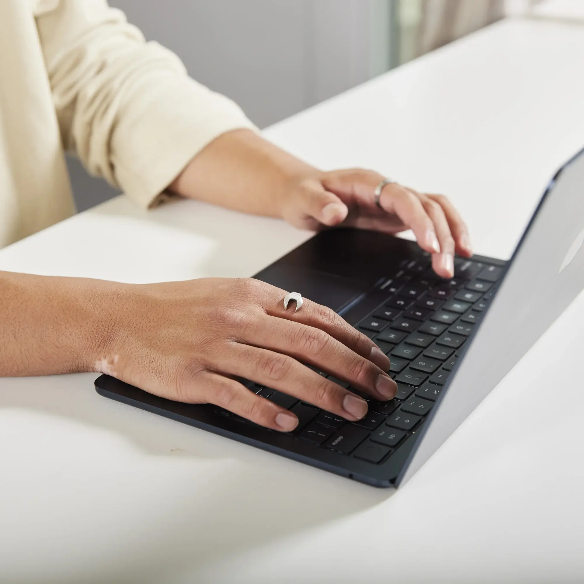 Eine Person arbeitet am Laptop.