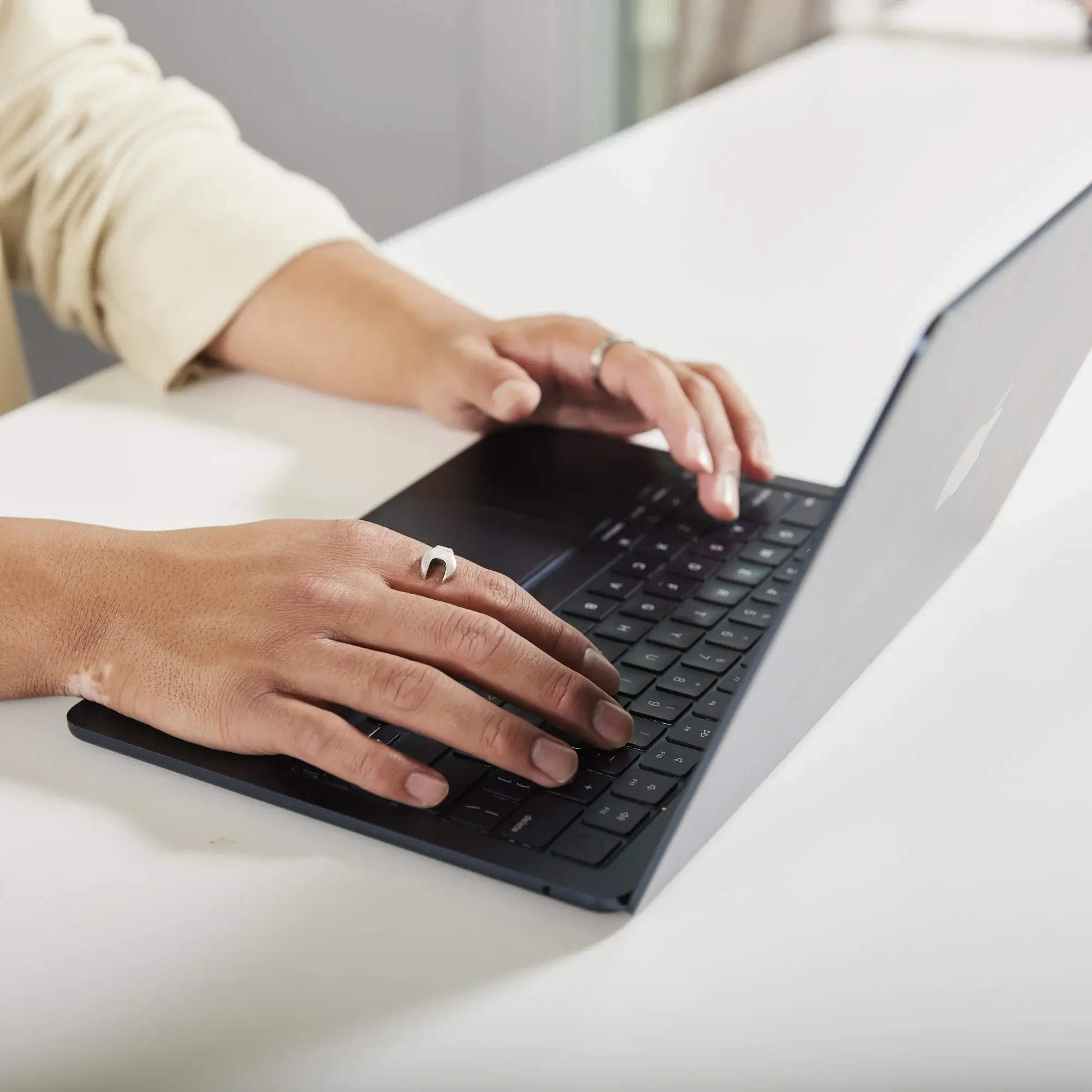 Eine Person arbeitet am Laptop.