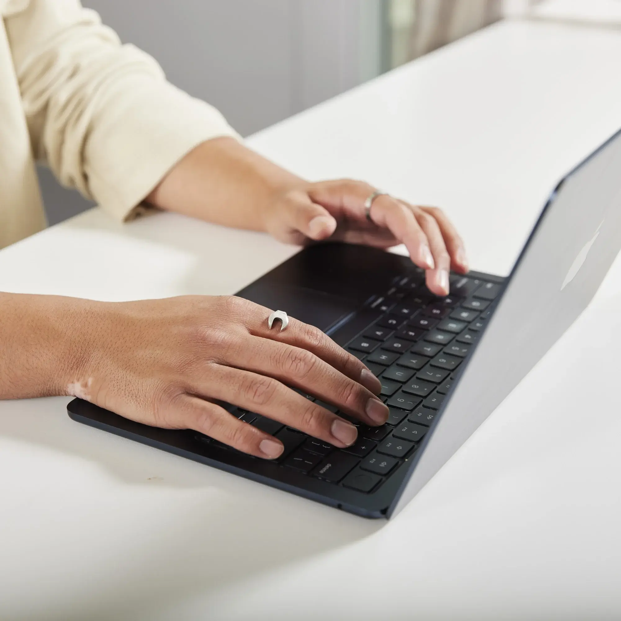 Eine Person arbeitet am Laptop.