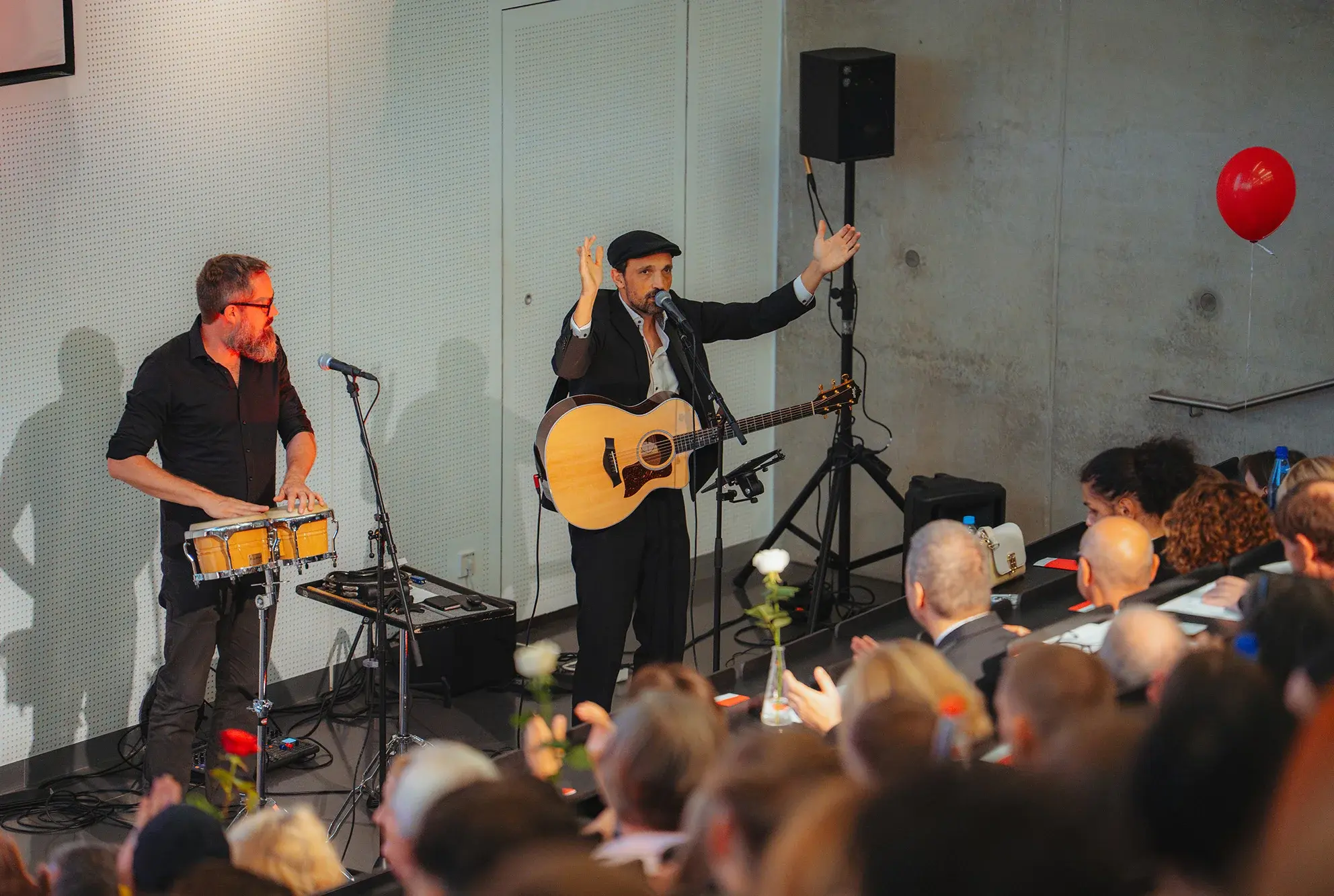 Musiker spielen zur Feier