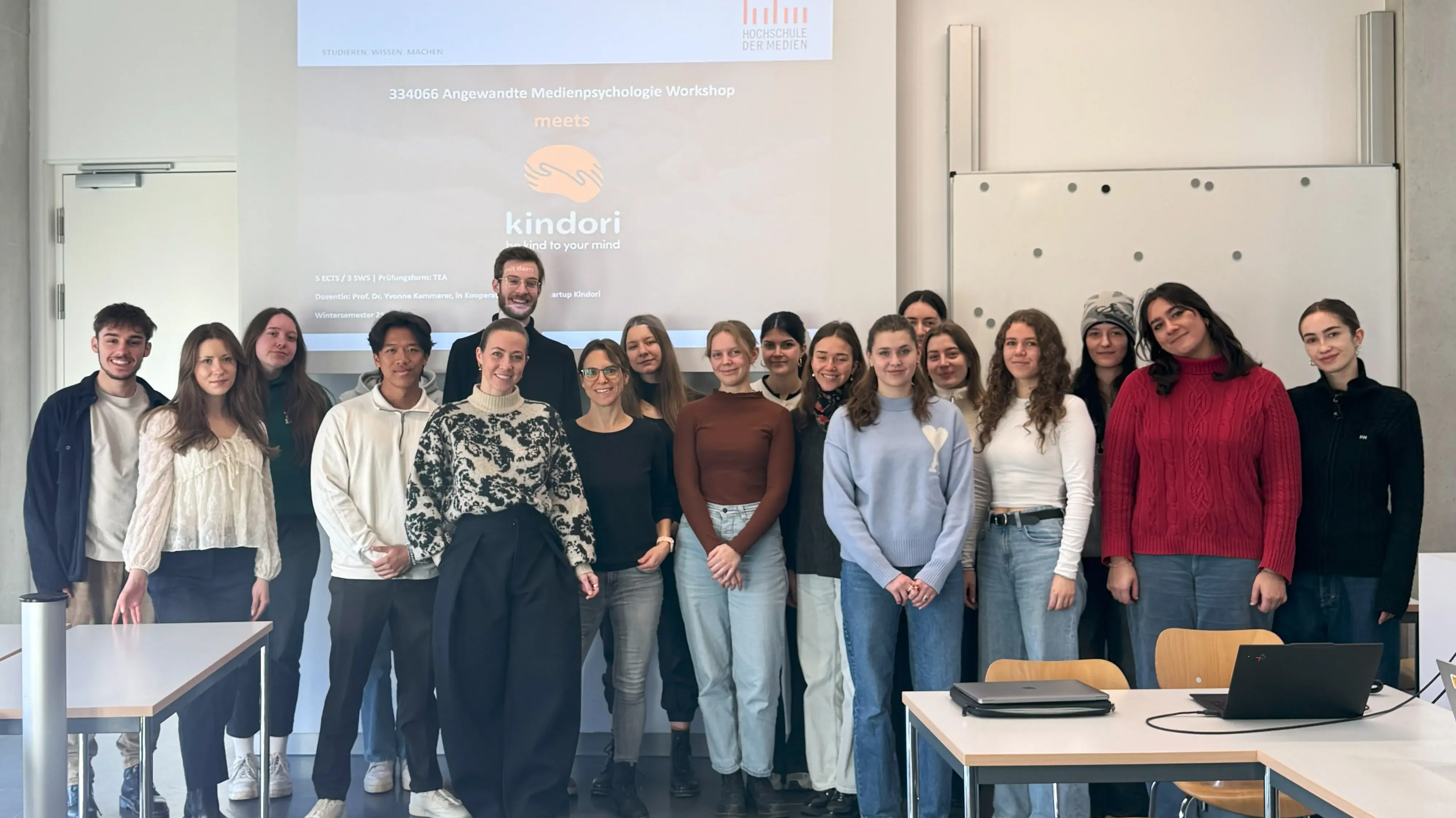 Gruppenfoto der Studierenden und des Startups zur Projektkooperation
