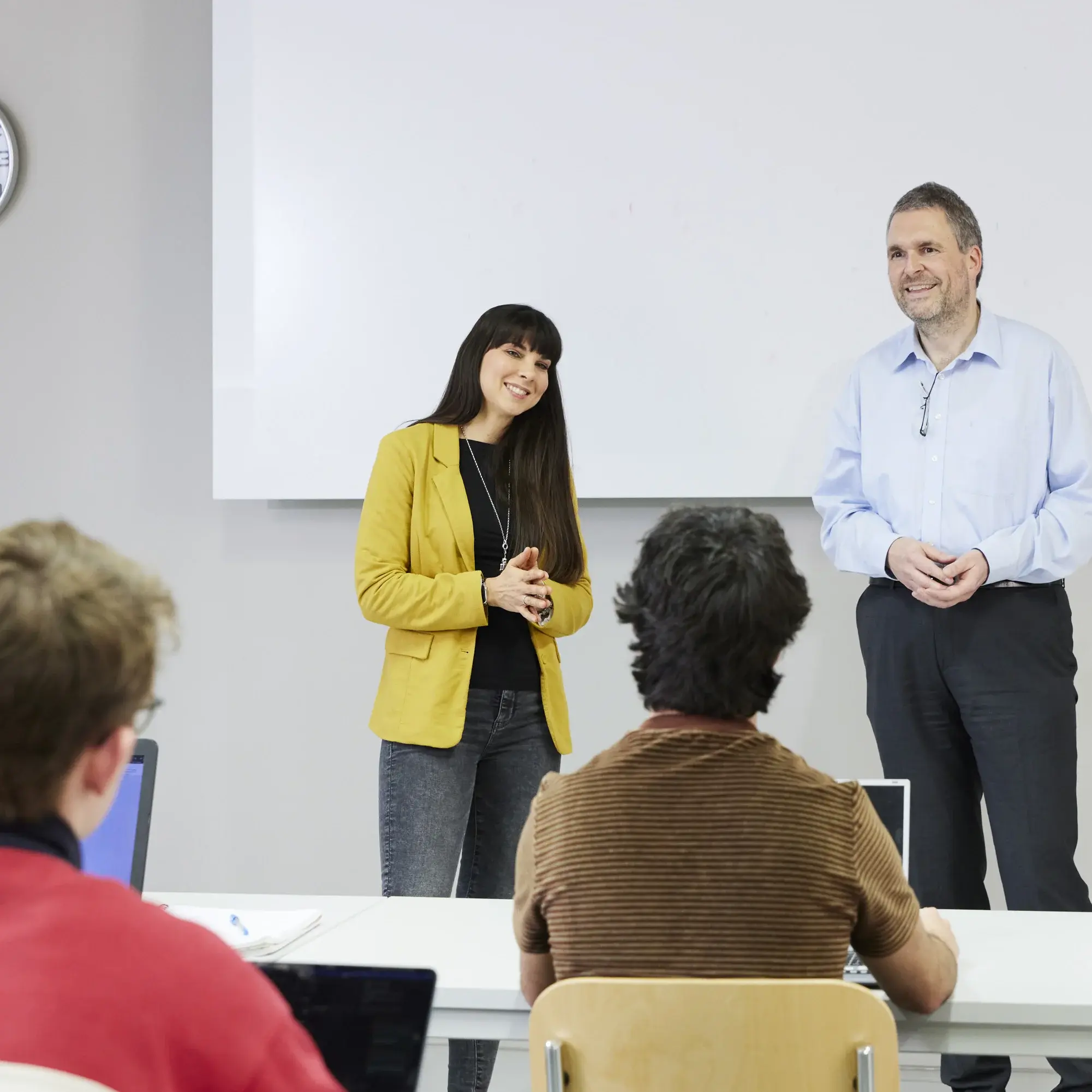 Zwei Professoren lehren in der Vorlesung.