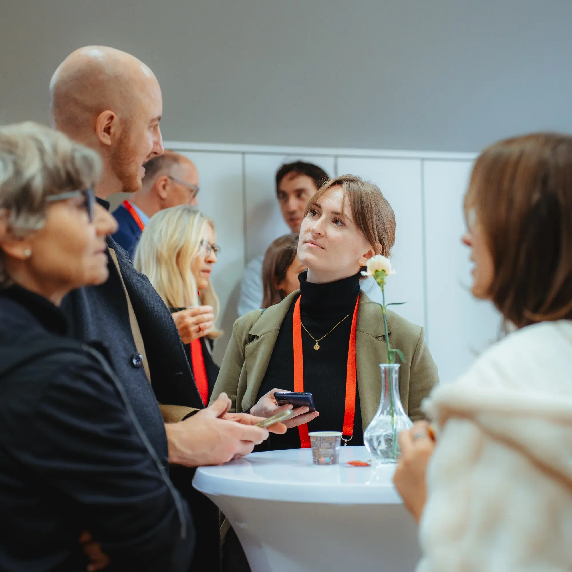 Alumni und Lehrende tauschen sich aus.