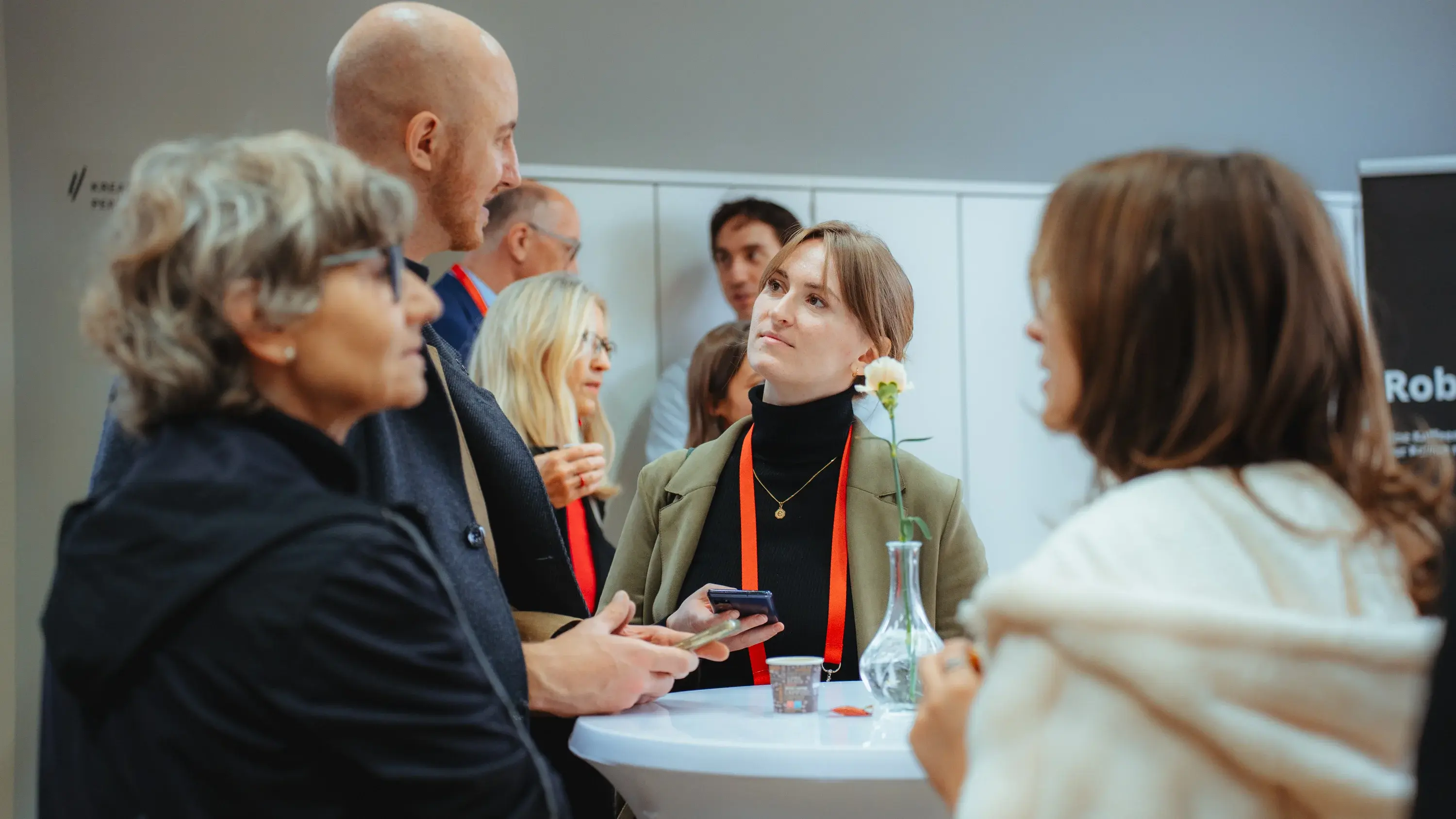 Alumni und Lehrende tauschen sich aus.