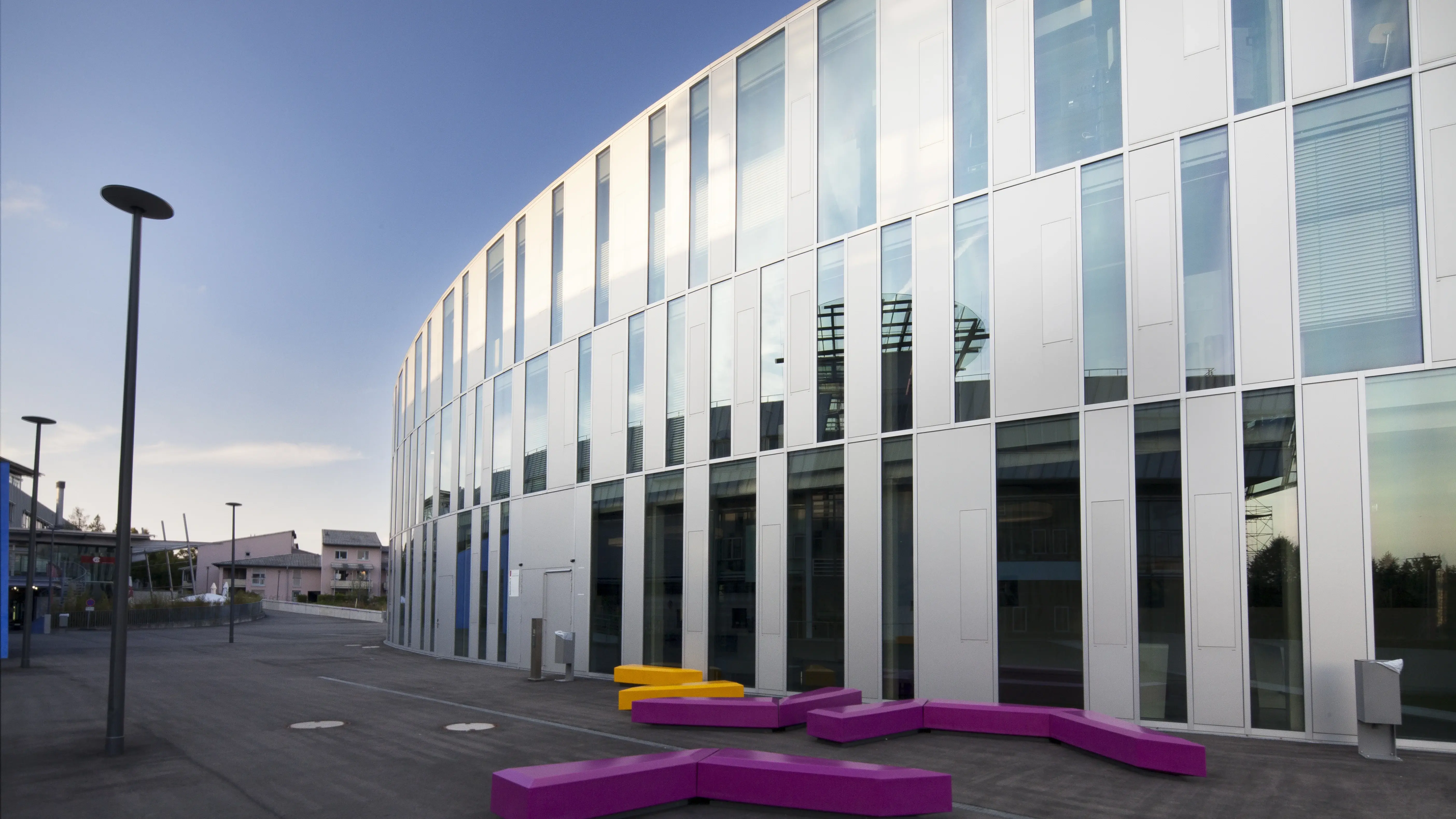 Der sogenannte Zitonenschnitz, ein Nebengebäude der Hochschule der Medien enthält die Bibliothek, Vorlesungssäle und Sitzgelegenheiten für Studierende.