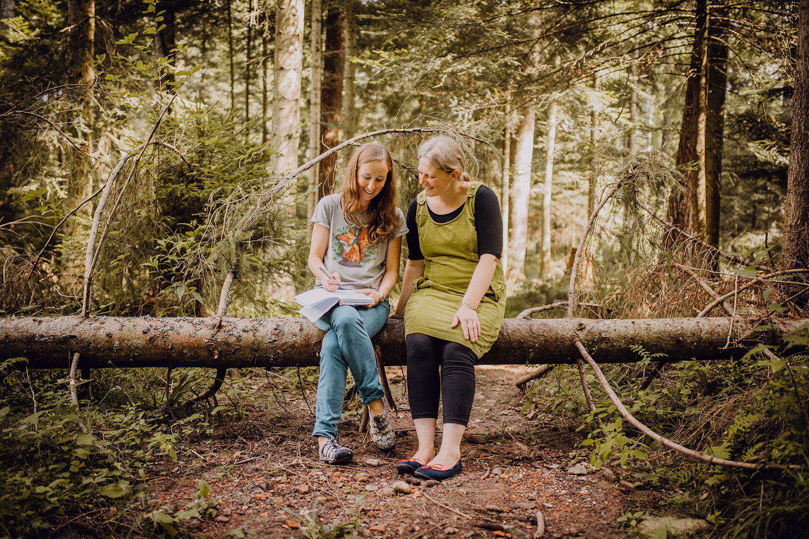 Charlotte (links) und Sarah (rechts) beim Brainstorming in der Natur.