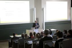 Thomas Lennartz berichtet wie Crossmedialität im NWB-Verlag umgesetzt wird (Fotos: Projektteam)