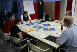 Talkshop-Moderator Tobias Ott (Pagina) diskutiert mit den Teilnehmern über effiziente Workflows von Medienformaten