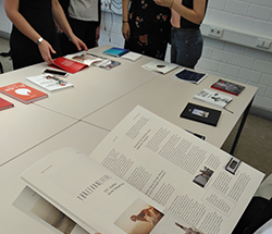 Die Printprojekte der Viertsemester konnten von Nahem begutachtet werden (Fotos: jal)