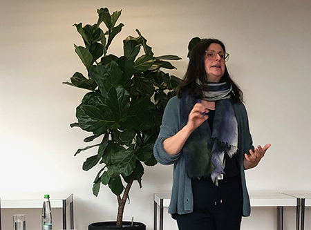 Dr. Anke Tschörtner gibt einen Einblick in das Aufgabenfeld der Marketingabteilung.