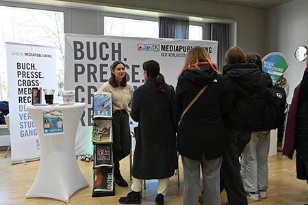 Studieninteressierte können auf der Infomesse mit aktuellen Studierenden sprechen. Studieninteressierte können auf der Infomesse mit aktuellen Studierenden sprechen.