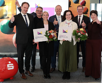 Zoom Bild öffnen Die Preisträgerinnen mit den Laudator:innen