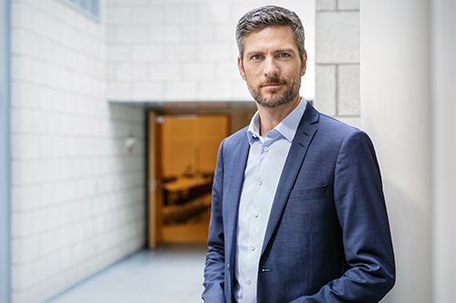 zur News Ingo Zamperoni wird Honorarprofessor